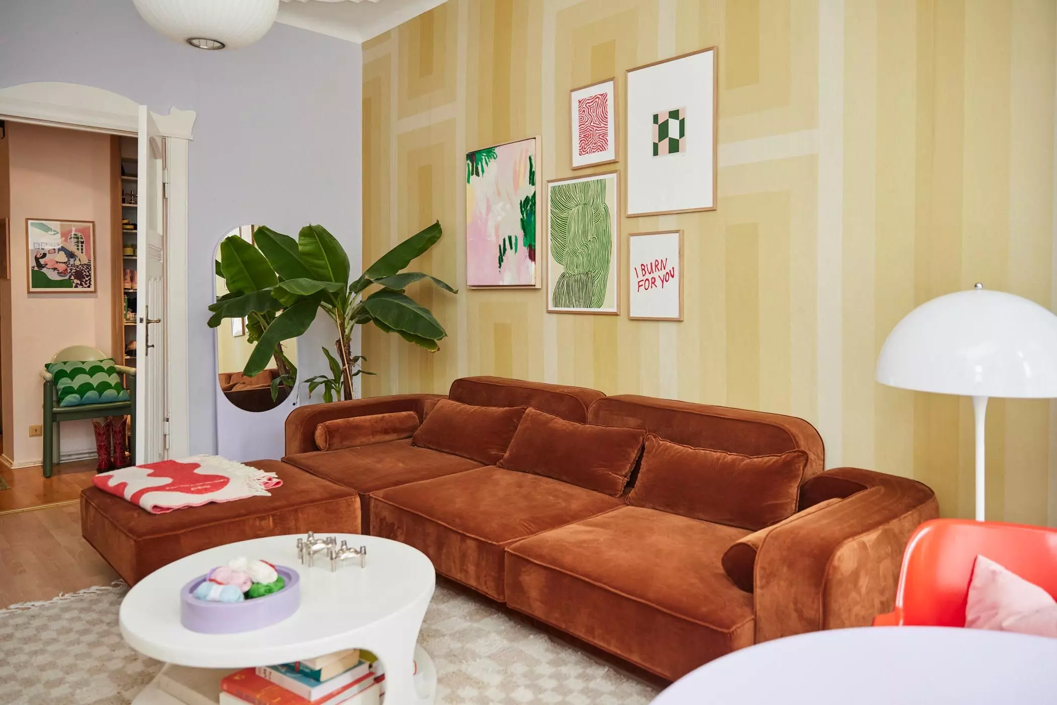 Braunes Sofa im Wohnzimmer - femtastics