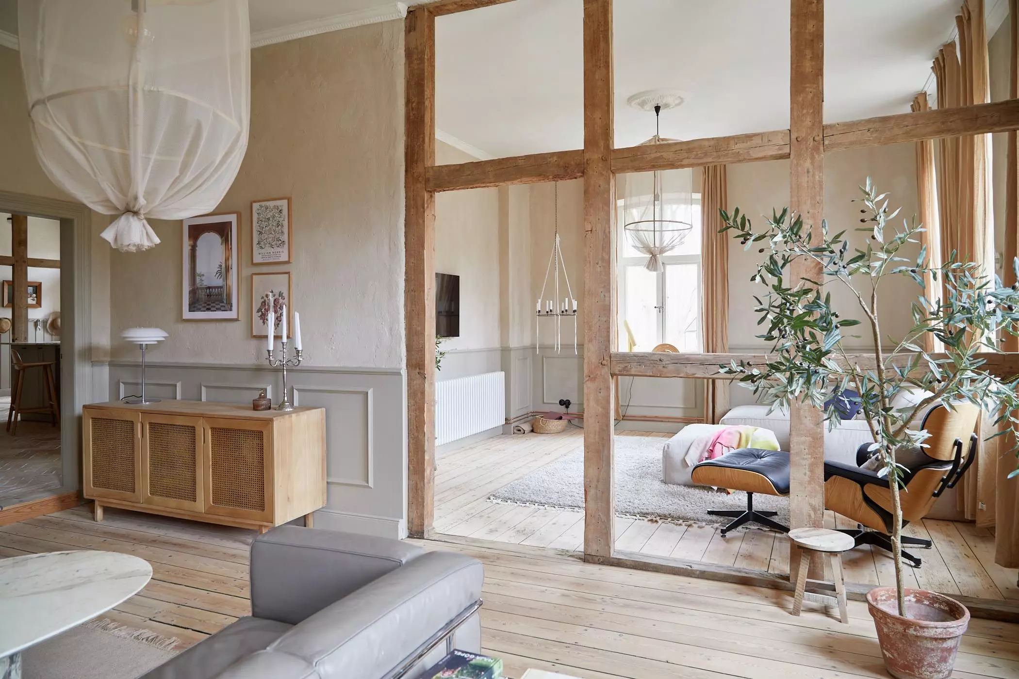 Wohnzimmer mit alten Holzbalken in saniertem Resthof - femtastics