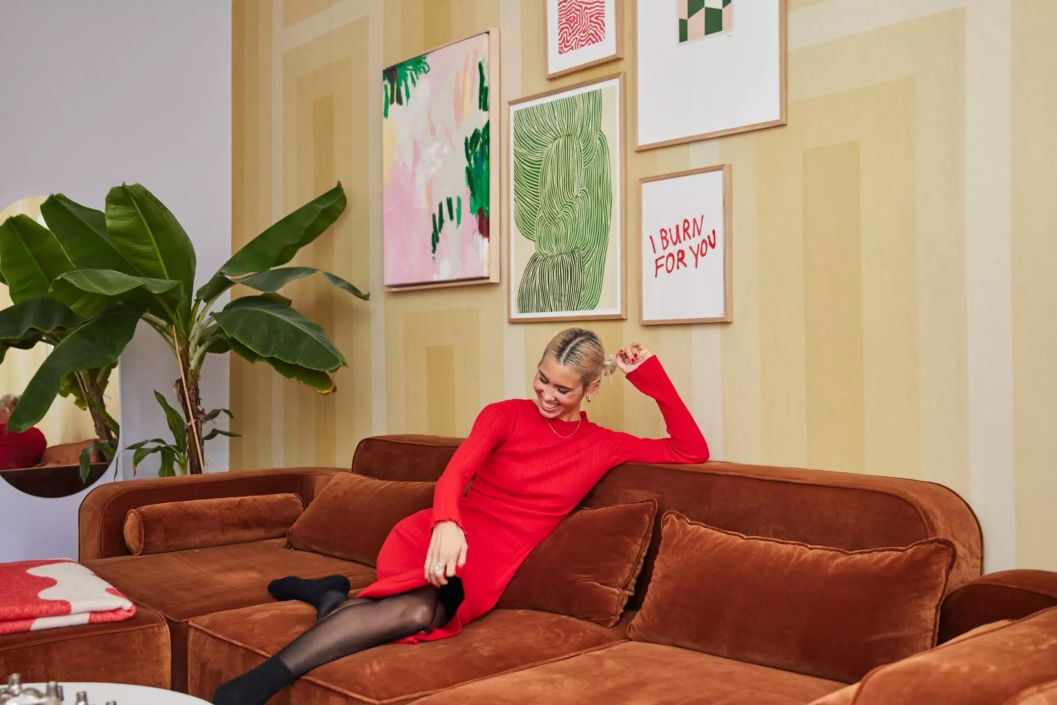 Sarah Hartmann sitzt auf braunem Sofa - femtastics