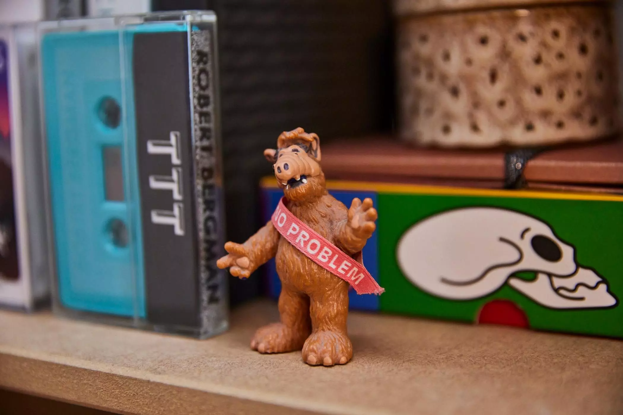 "No Problem" - Alf-Figur steht auf dem Regal - femtastics