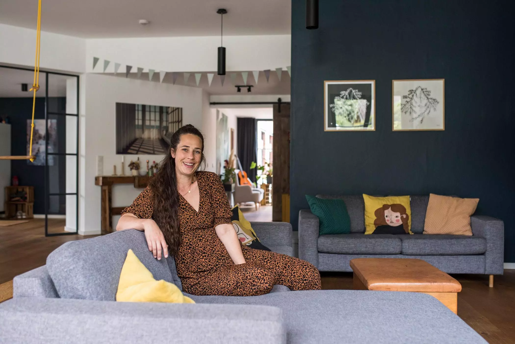 Laura Wuelfing in ihrem Wohnzimmer| femtastics