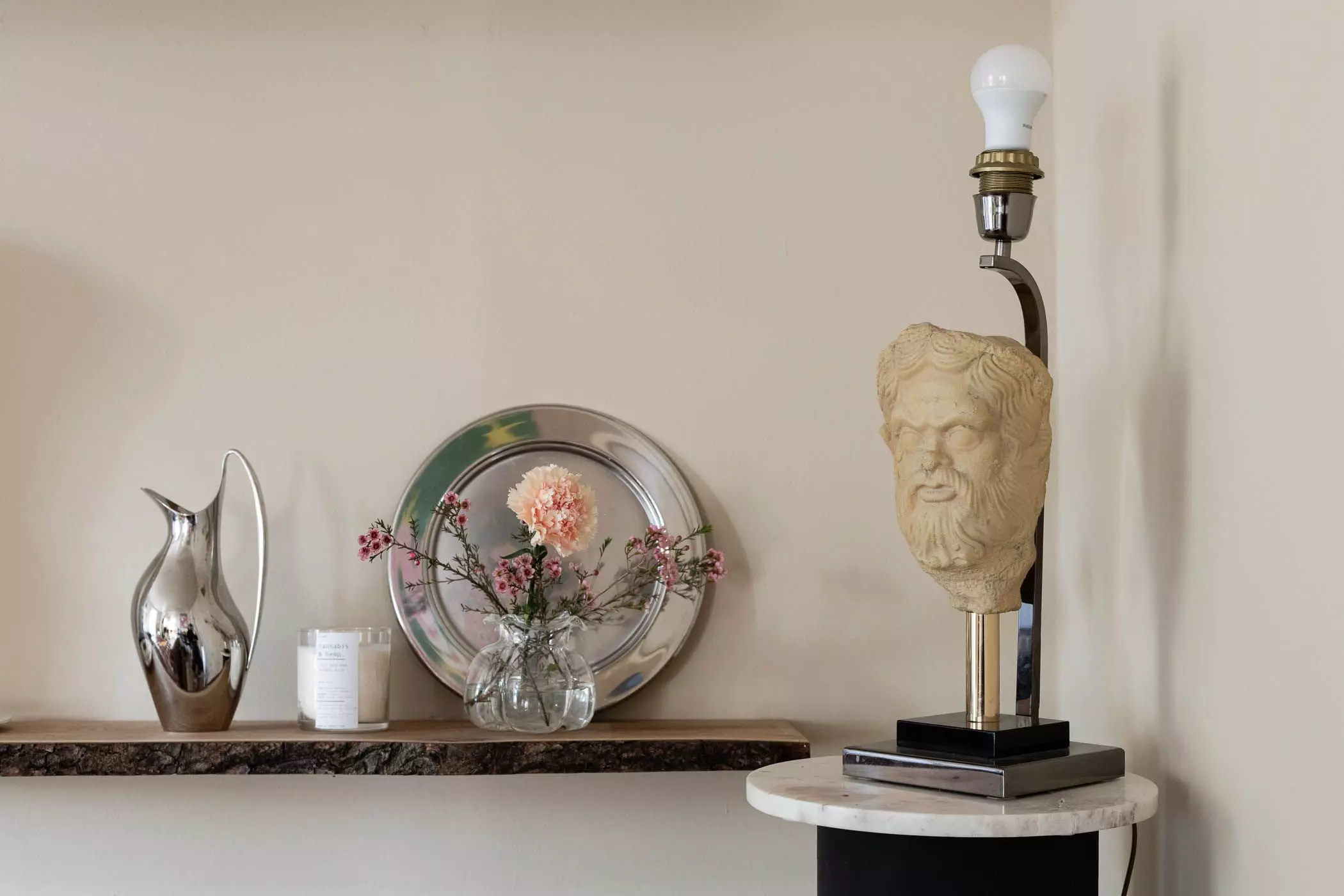 Silberteller, Vasen und Lampe als Dekoration - femtastics