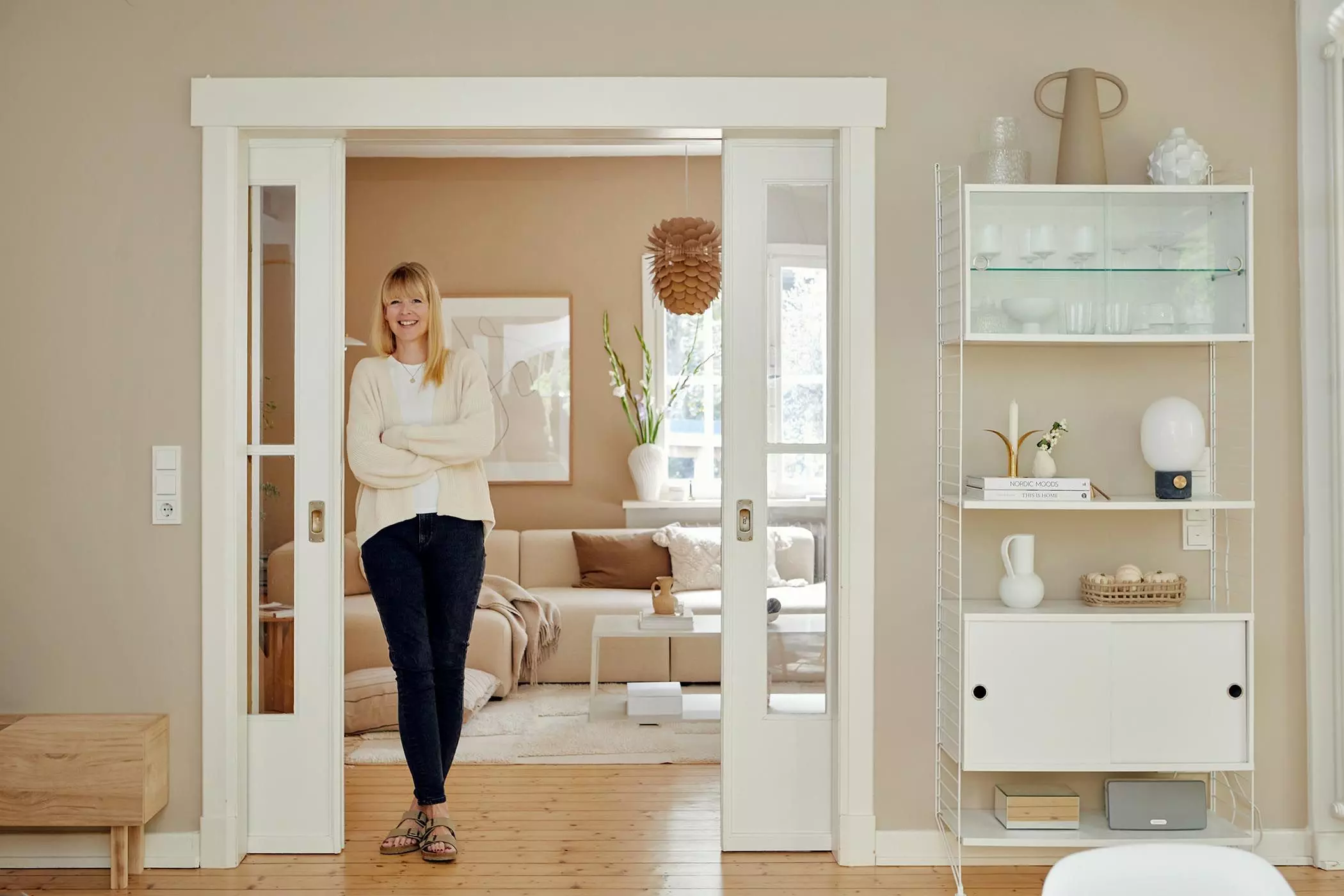 Jessica Haas in ihrem Wohnzimmer in Naturtönen | femtastics