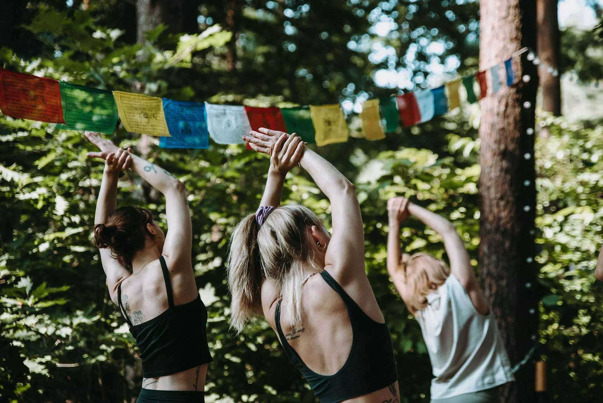Frauen machen Yoga im Wald bei Berlin | femtastics