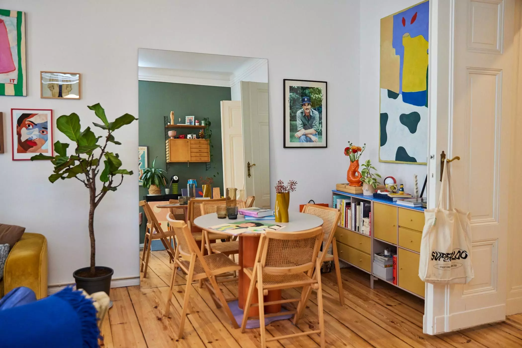 Esszimmer mit großem Spiegel, Tom Selleck Fotografie und Bings Gemälde - femtastics