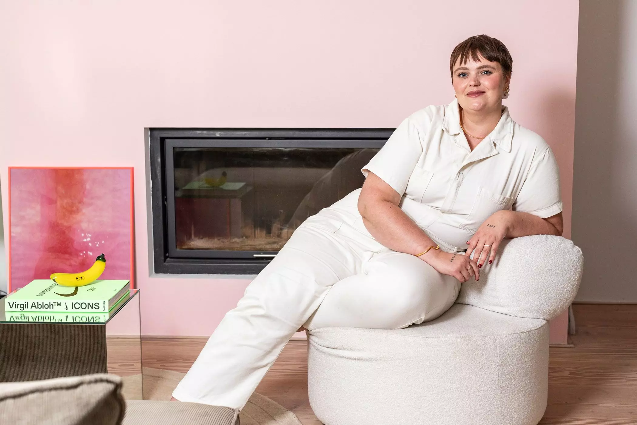 Charlotte Kuhrt in ihrem rosafarbenen Wohnzimmer - femtastics