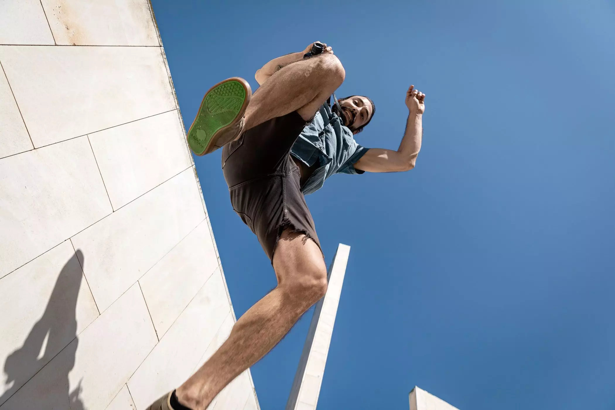 Fotograf John Muha springt über die Kamera | femtastics