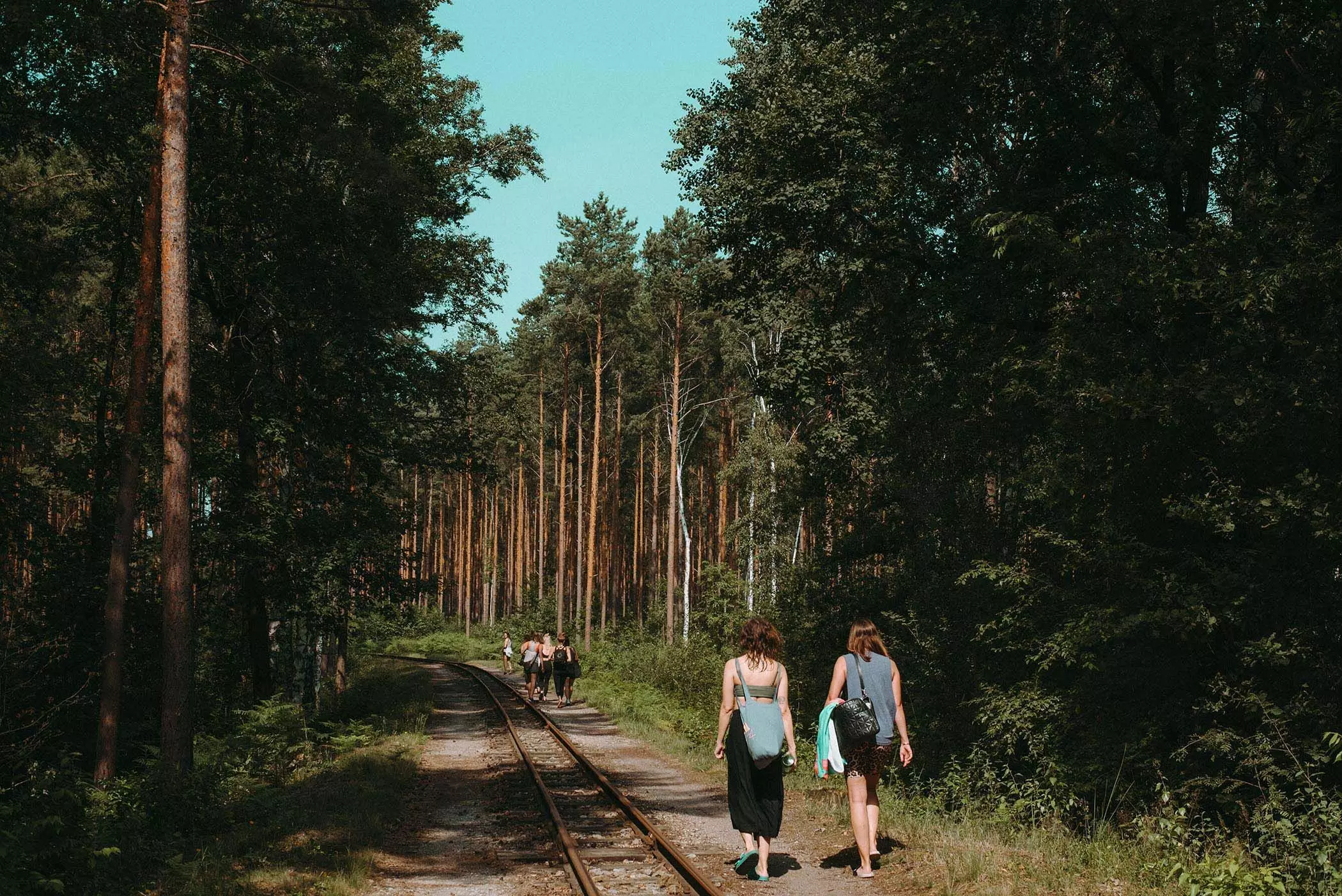 Teilnehmer eines Yoga Retreat im Wald bei Berlin | femtastics