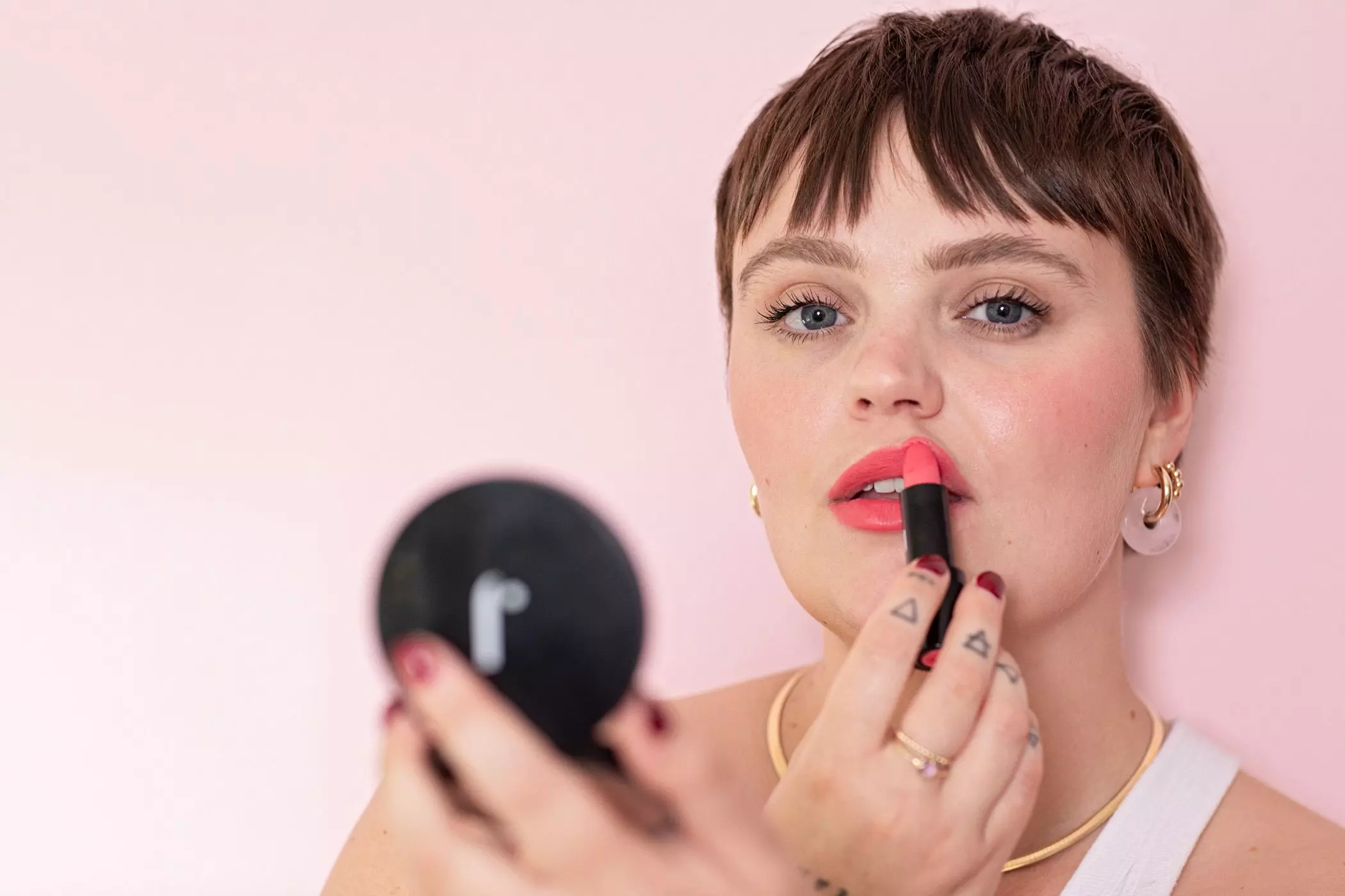 Charlotte Kuhrt trägt Lippenstift auf - femtastics