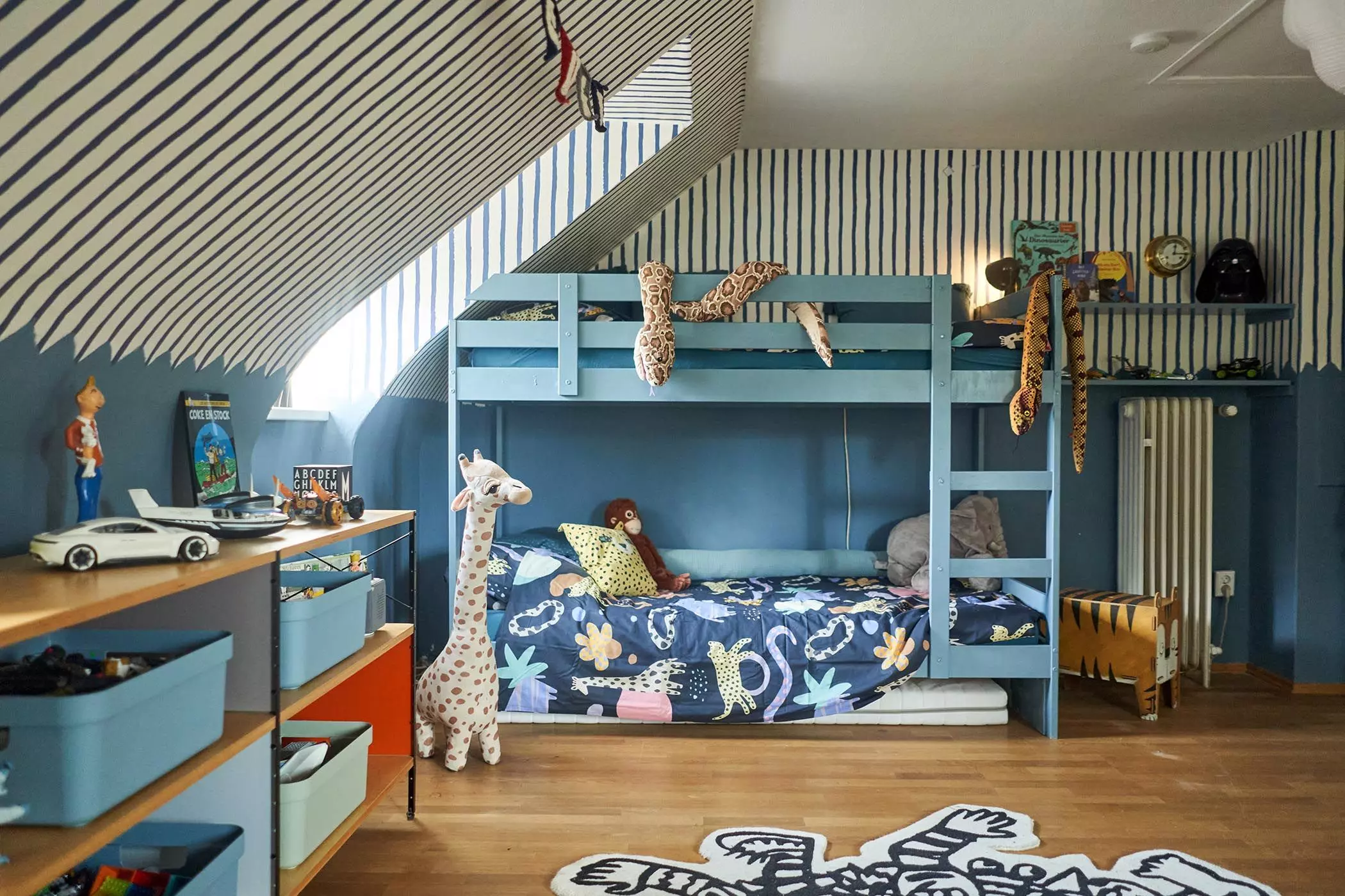 Blaues Kinderzimmer mit Giraffe und Schlange als Kuscheltiere - femtastics