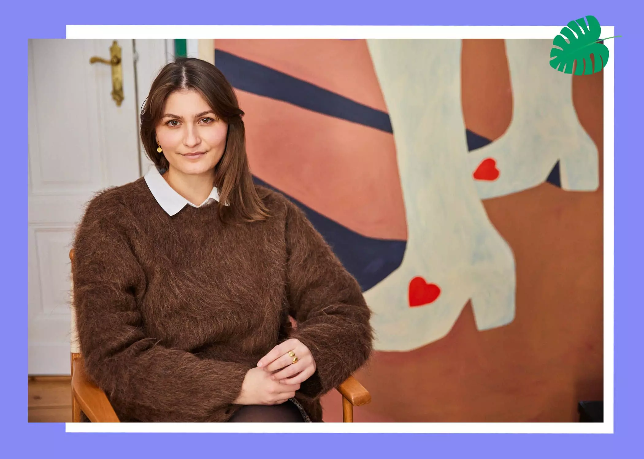 Portraitfoto von Malerin Fabienne Meyer aka bings vor einem ihrer Kunstwerke - femtastics