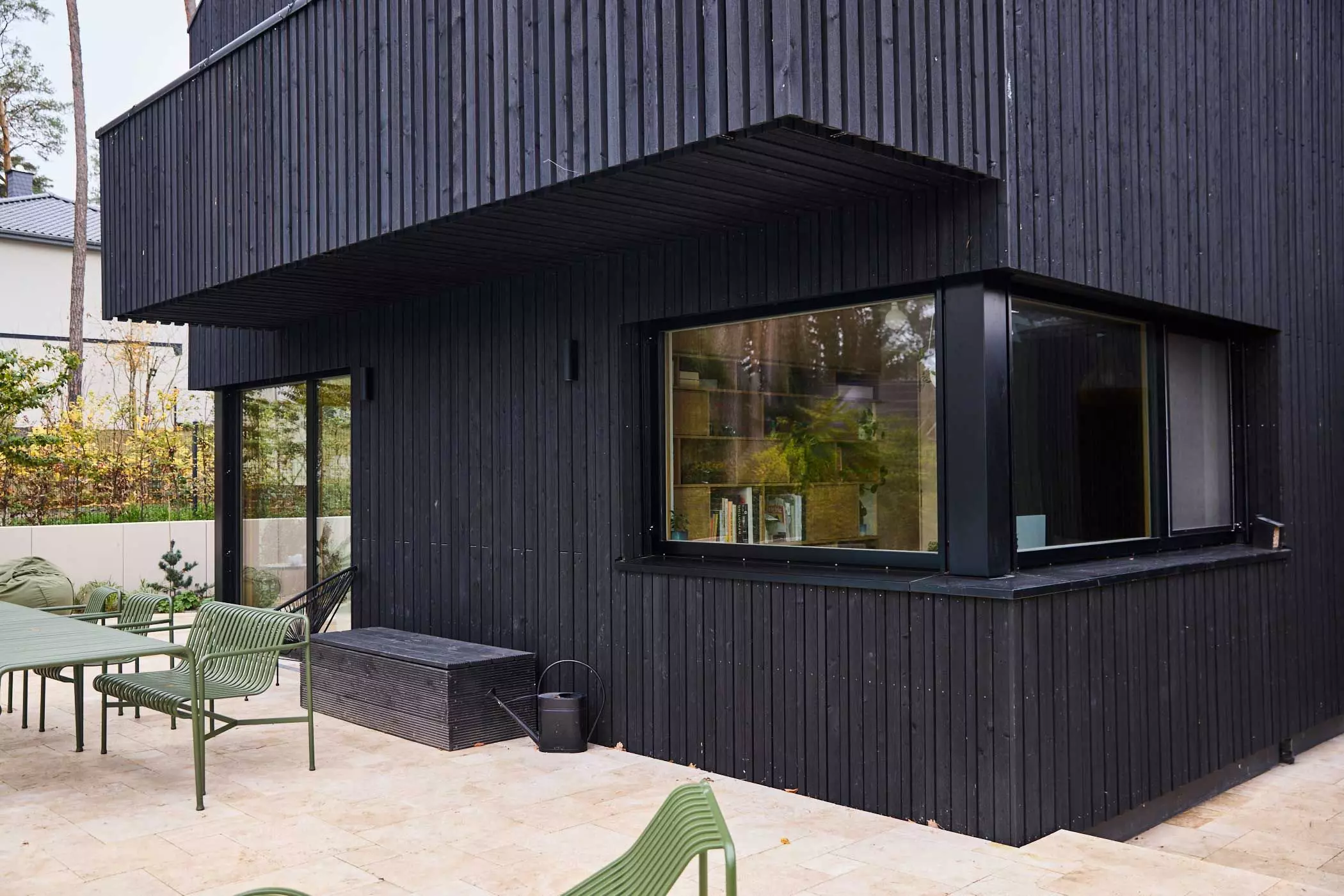 2-schwarzes-holzhaus-homestory