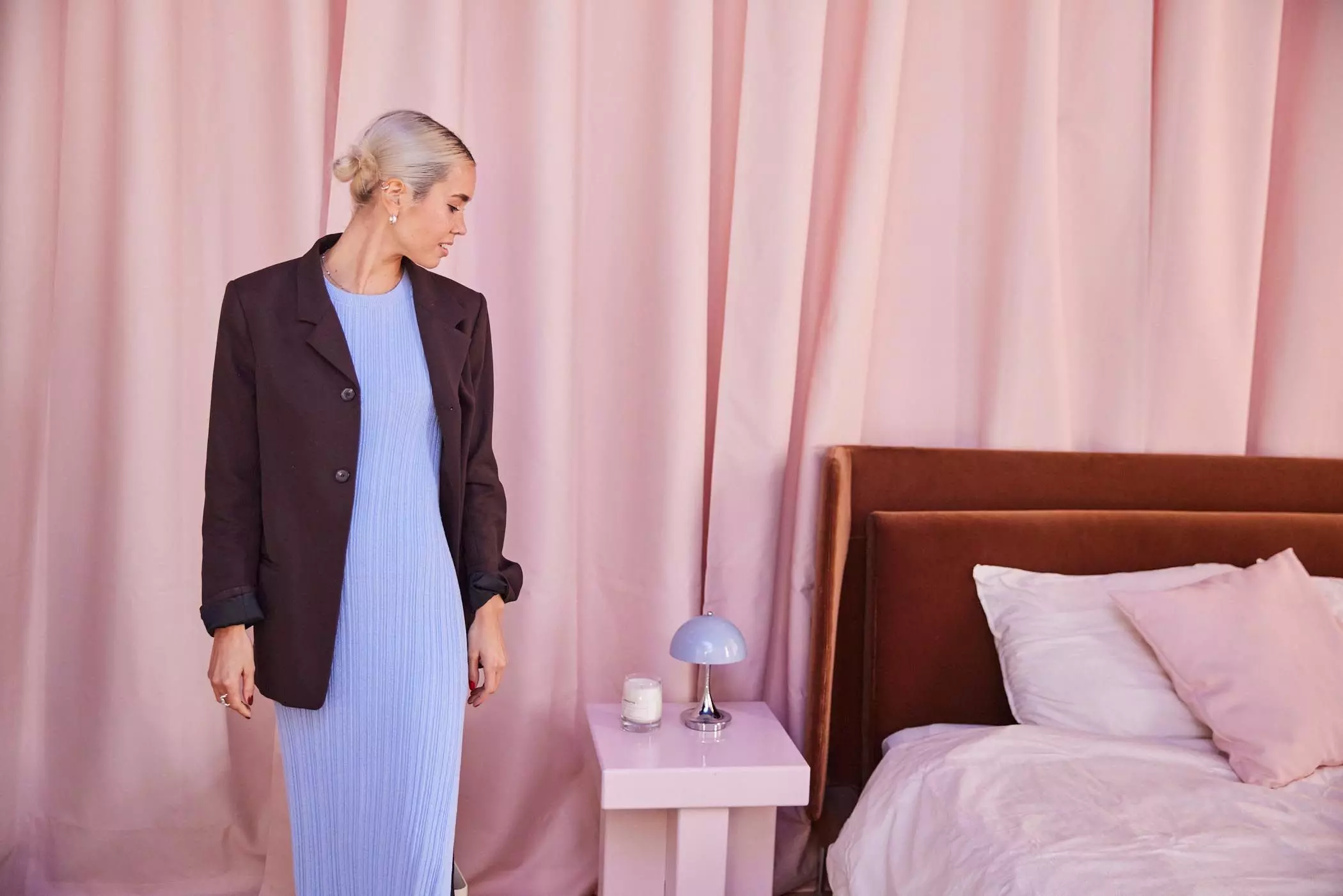 Sarah Hartmann in ihrem rosa Schlafzimmer - femtastics