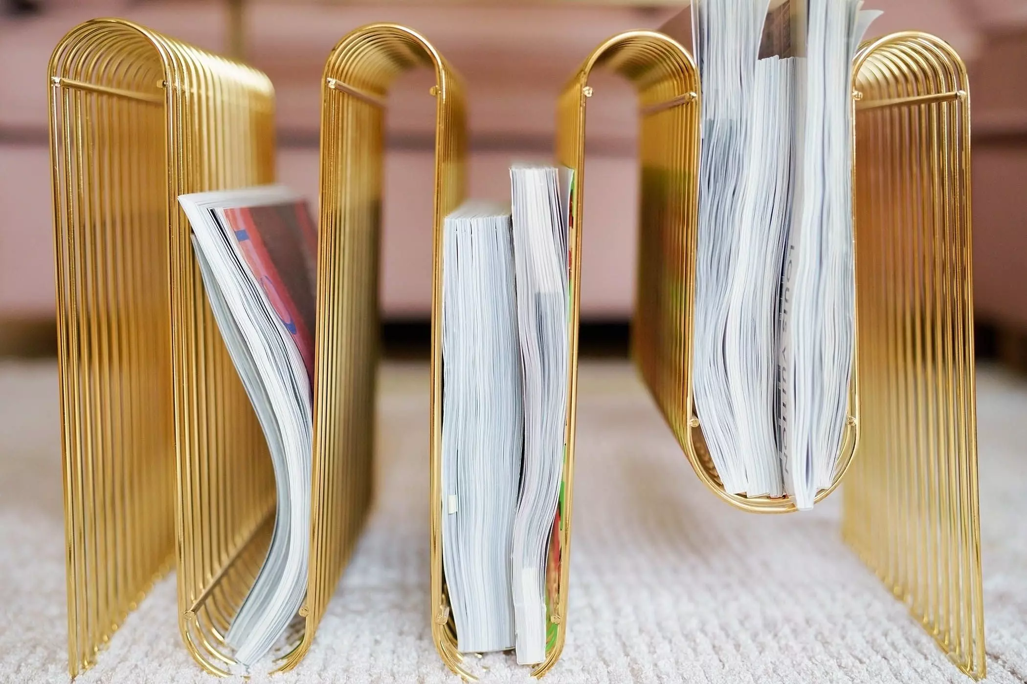 20-zeitschriftenständer-gold