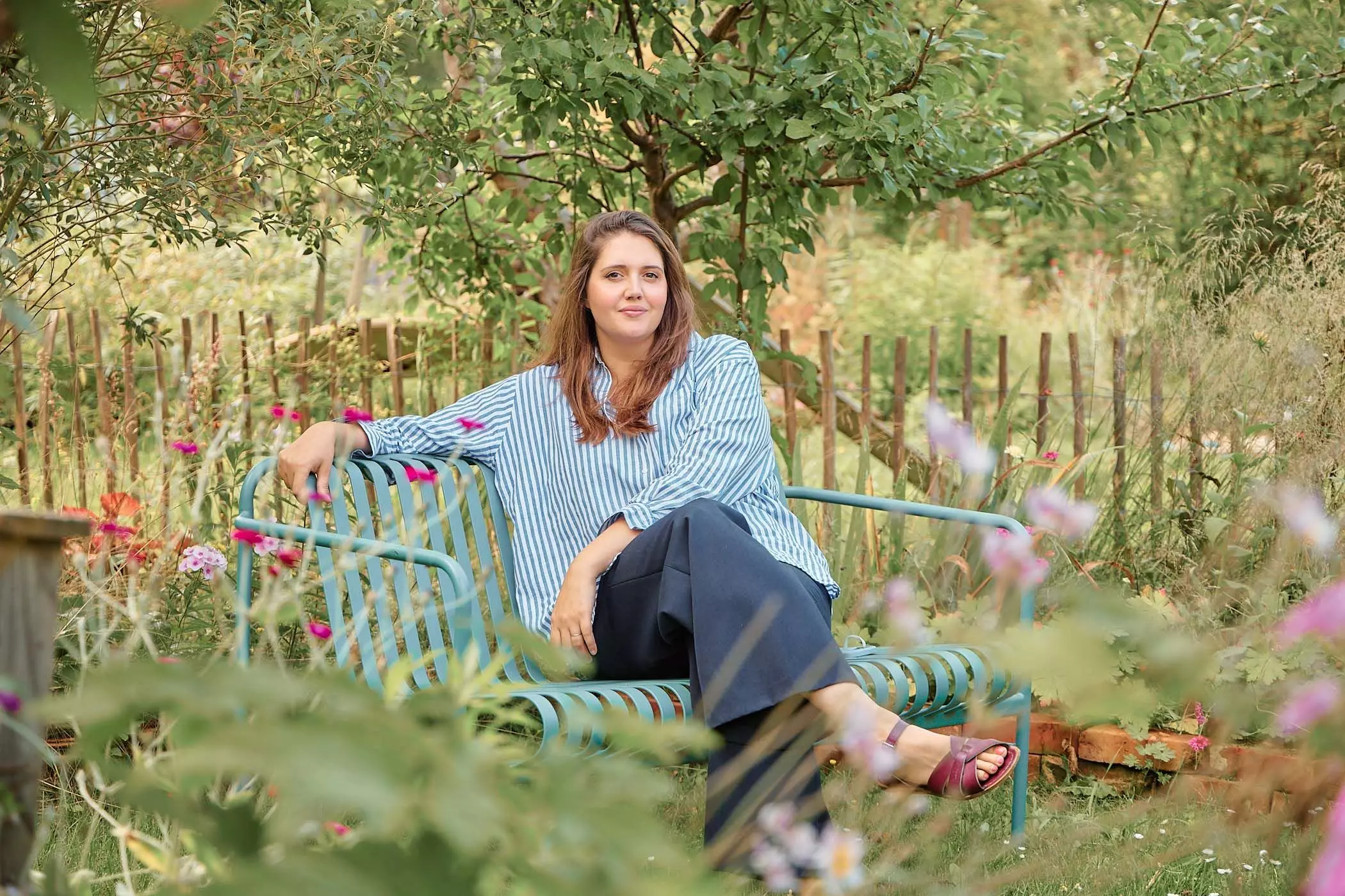 Lovis Messerschmidt in ihrem Garten in Schwerin.