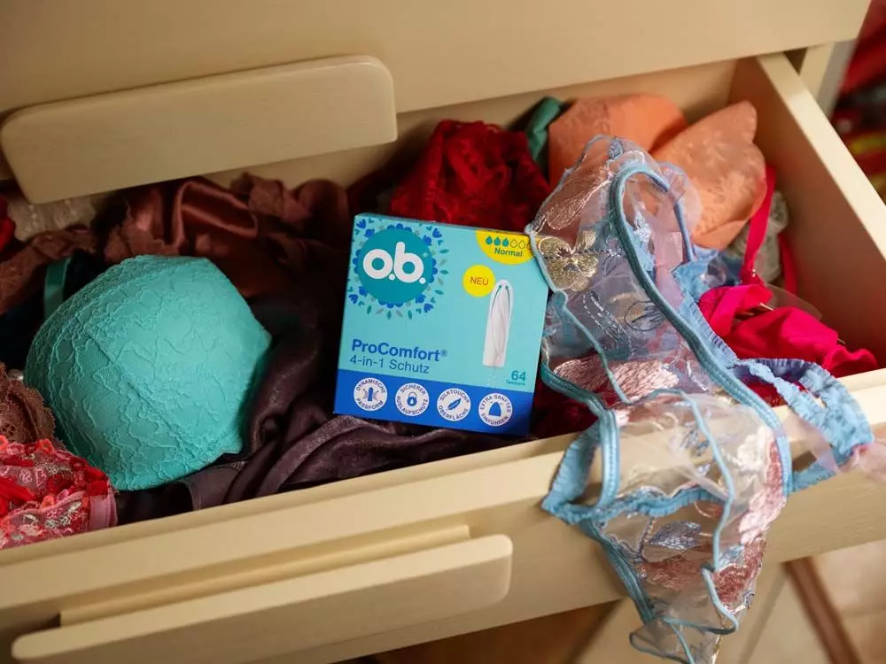 o.b. Tampons neben BHs in einer Wäscheschublade