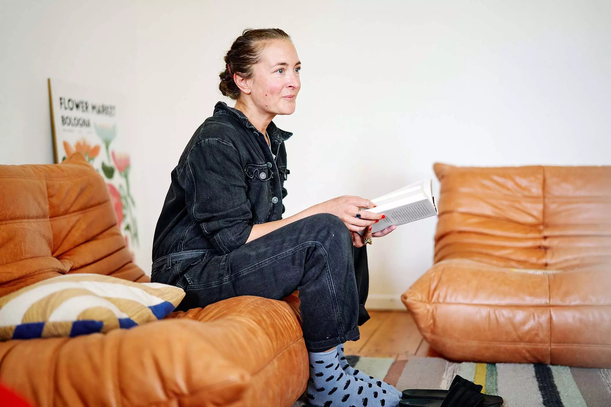 Anna Schäffel sitzt mit einem Buch auf ihrem Sofa - femtastics