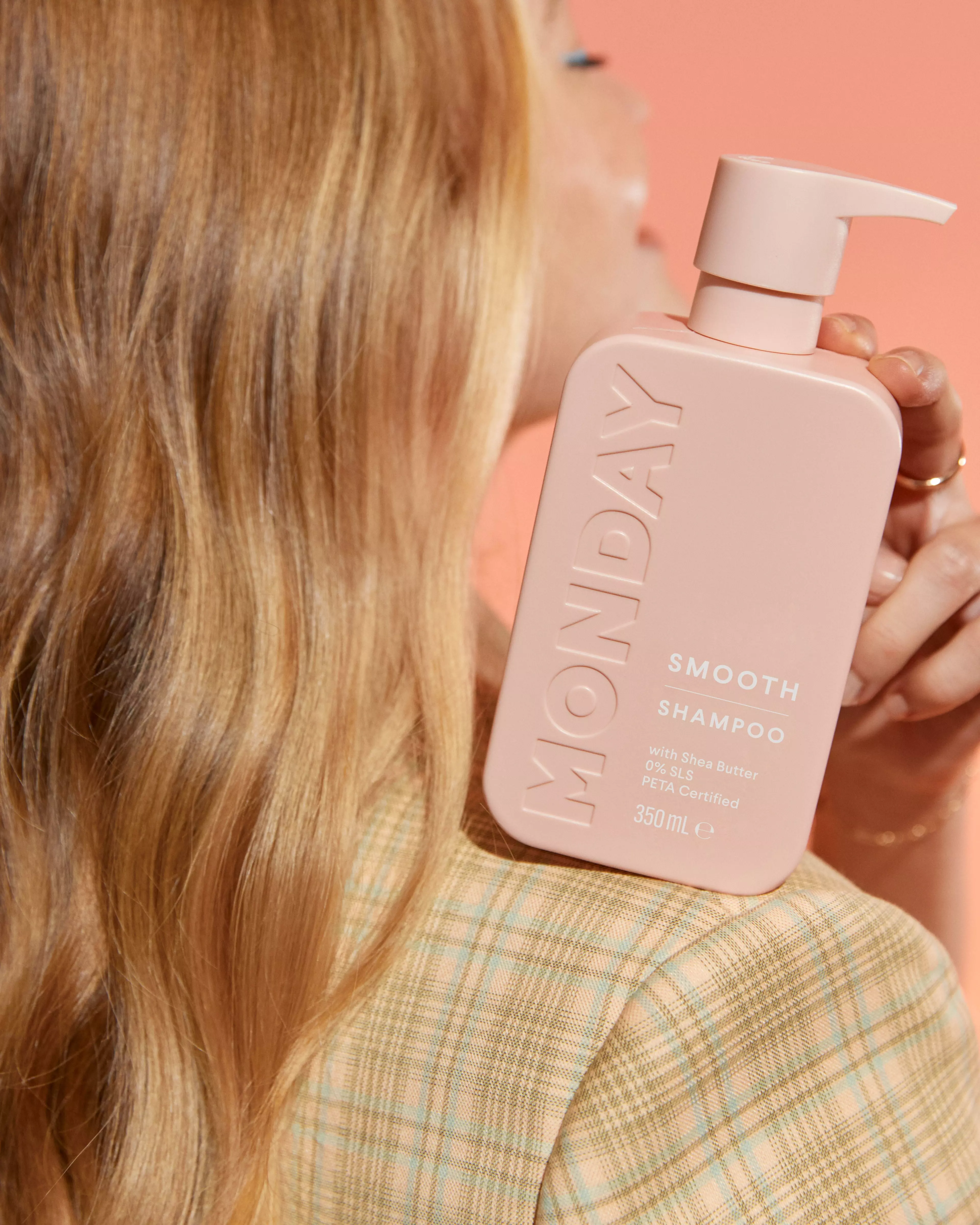 Monday Shampoo mit Model