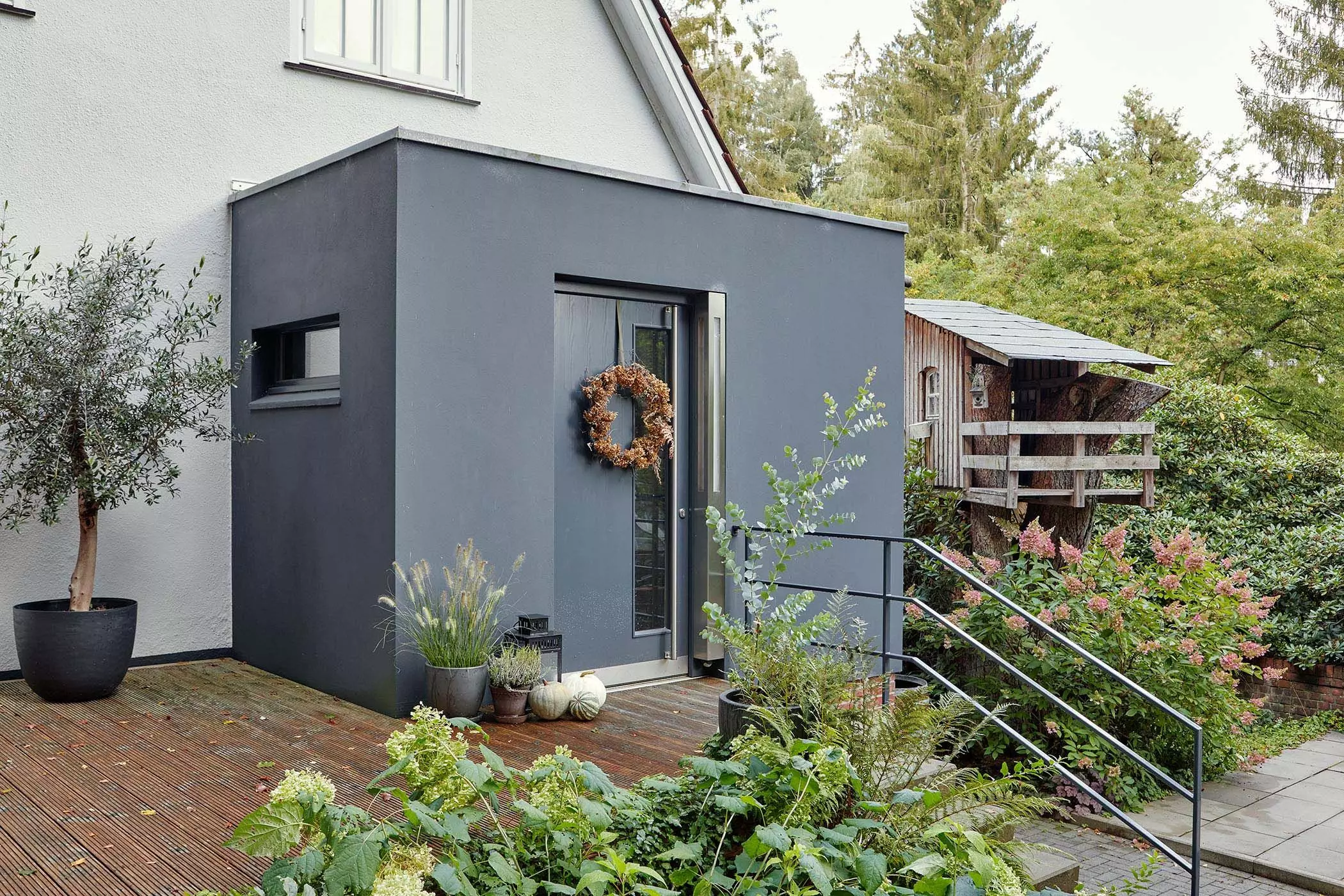 Schwarzer Hauseingang | femtastics