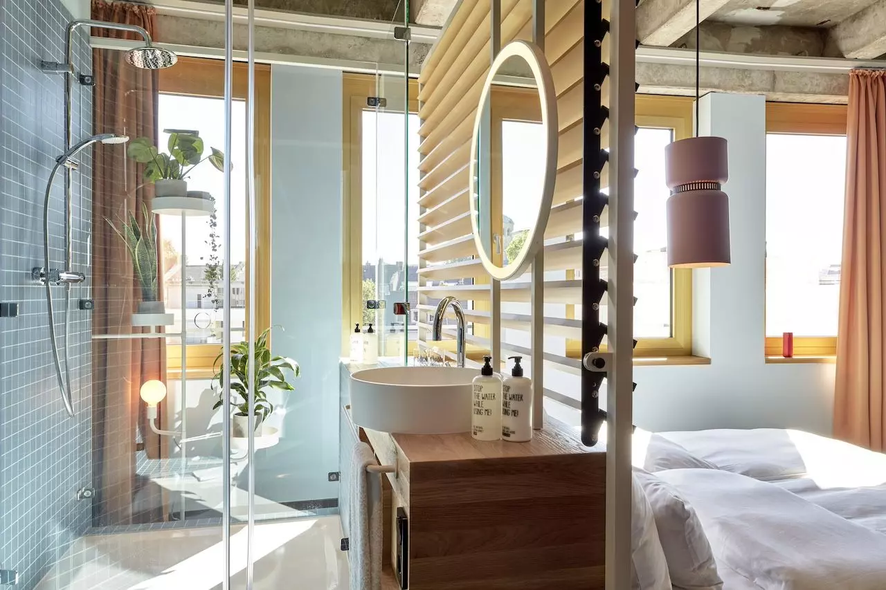 25h_Circle_SteveHerud_Rooms_OC_L_Bath_large (1)