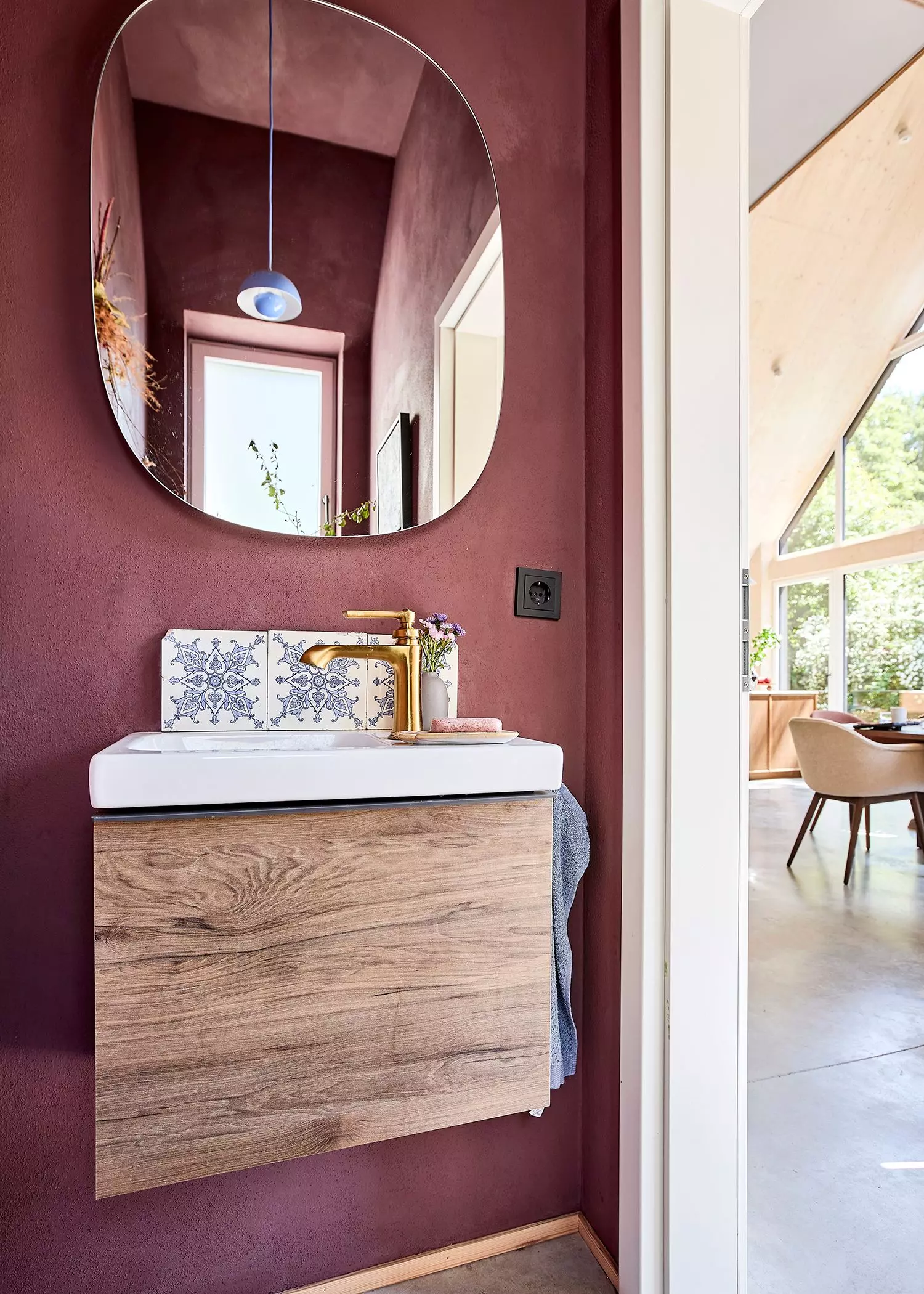 Dunkelrotes Gästebad