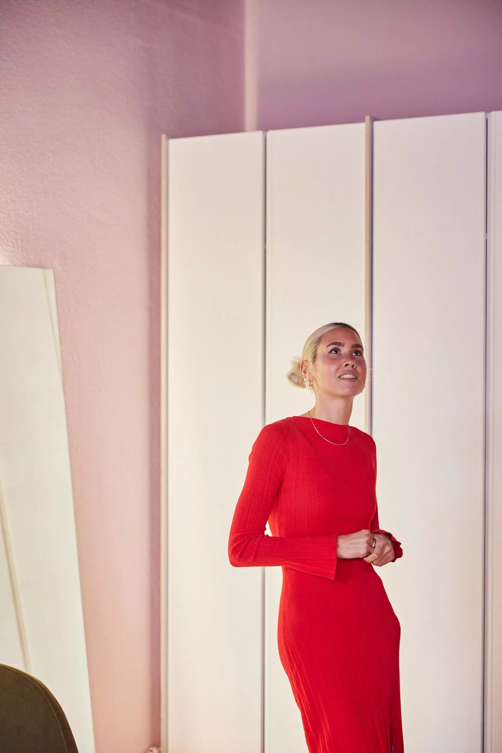 40-Sarah-Hartmann-rotes-Kleid