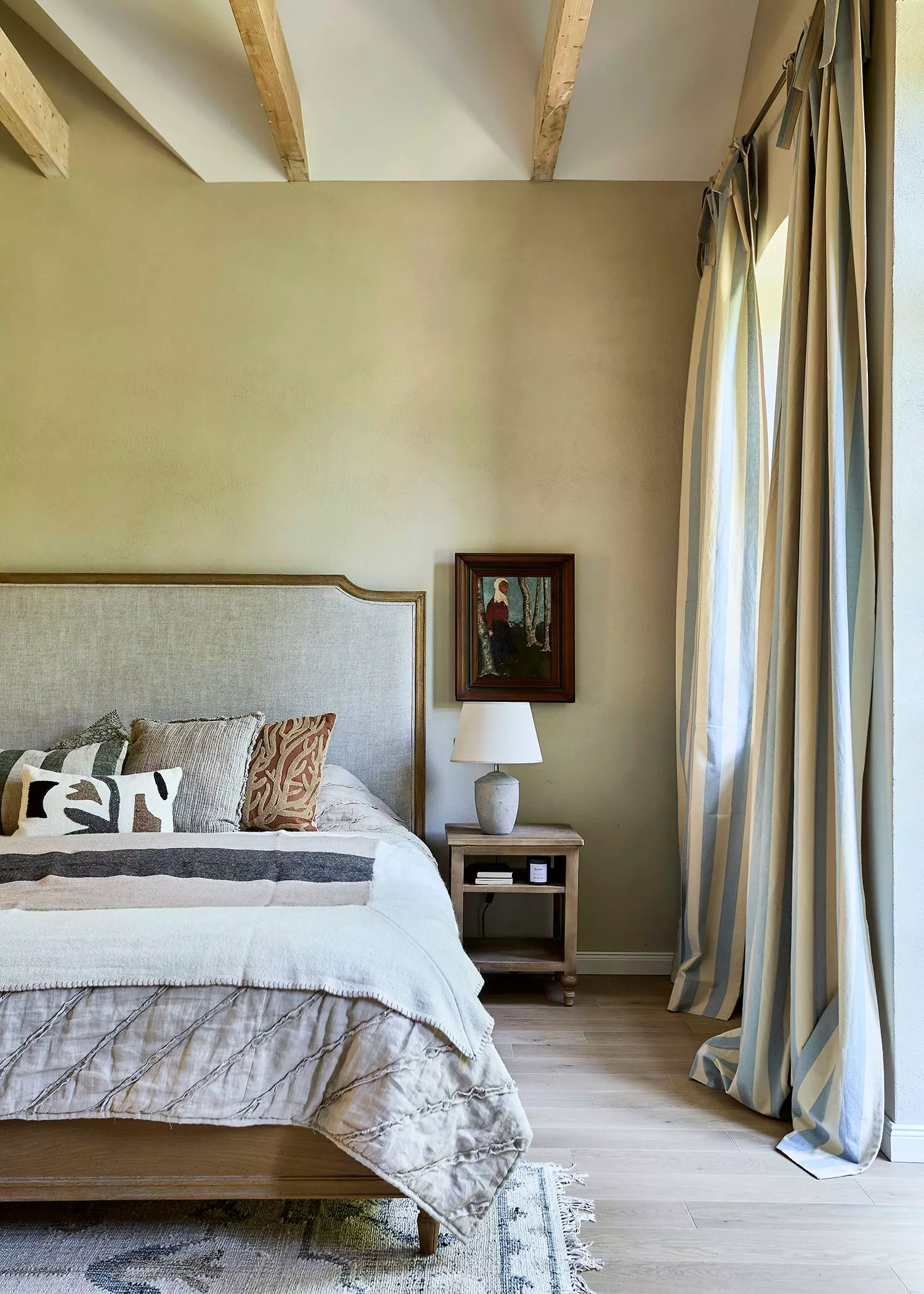 Graues Polsterkopfteil Bett