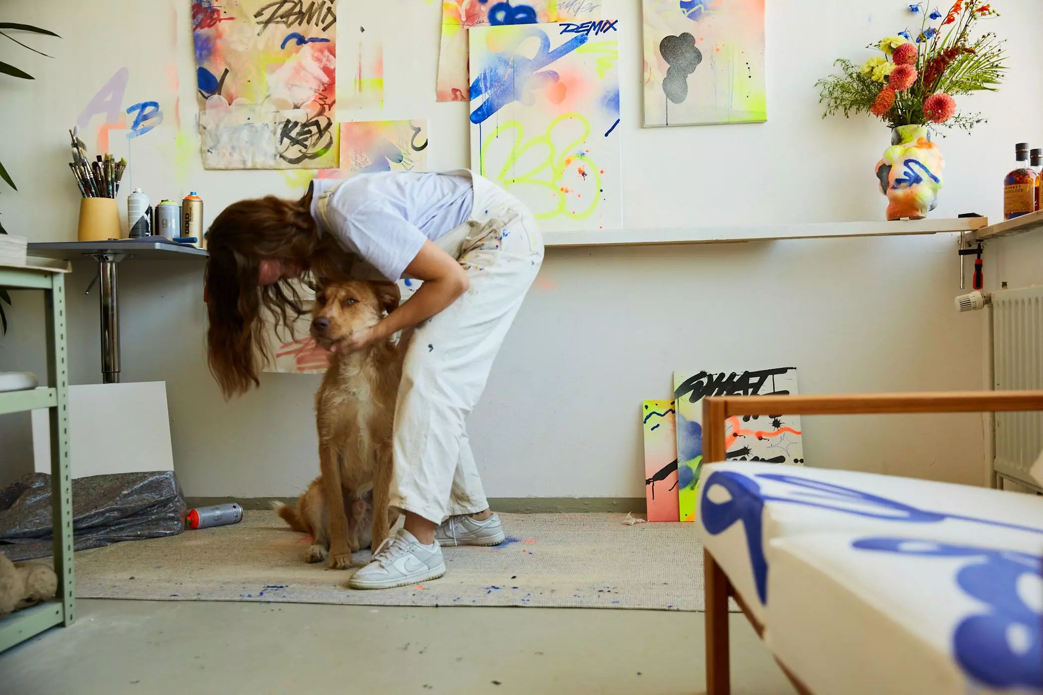 Künstlerin Anna T-Iron streichelt den Atelierhund - femtastics