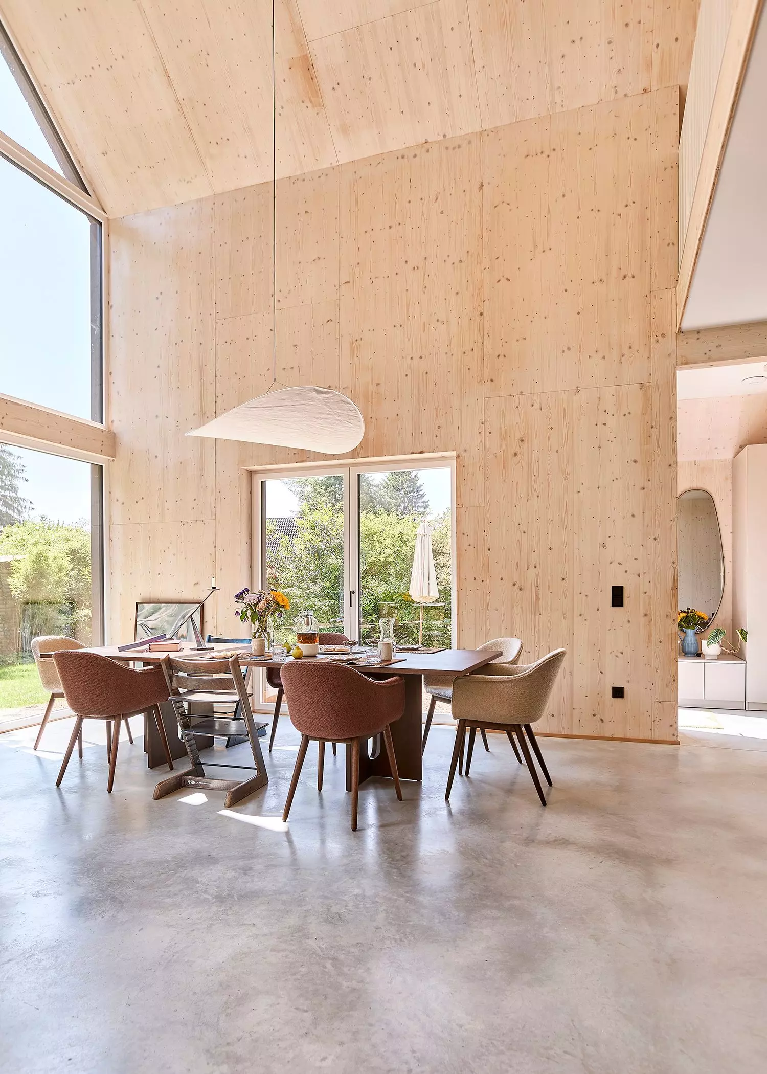 Büsra Qadirs Essbereich im neuen Holzanbau