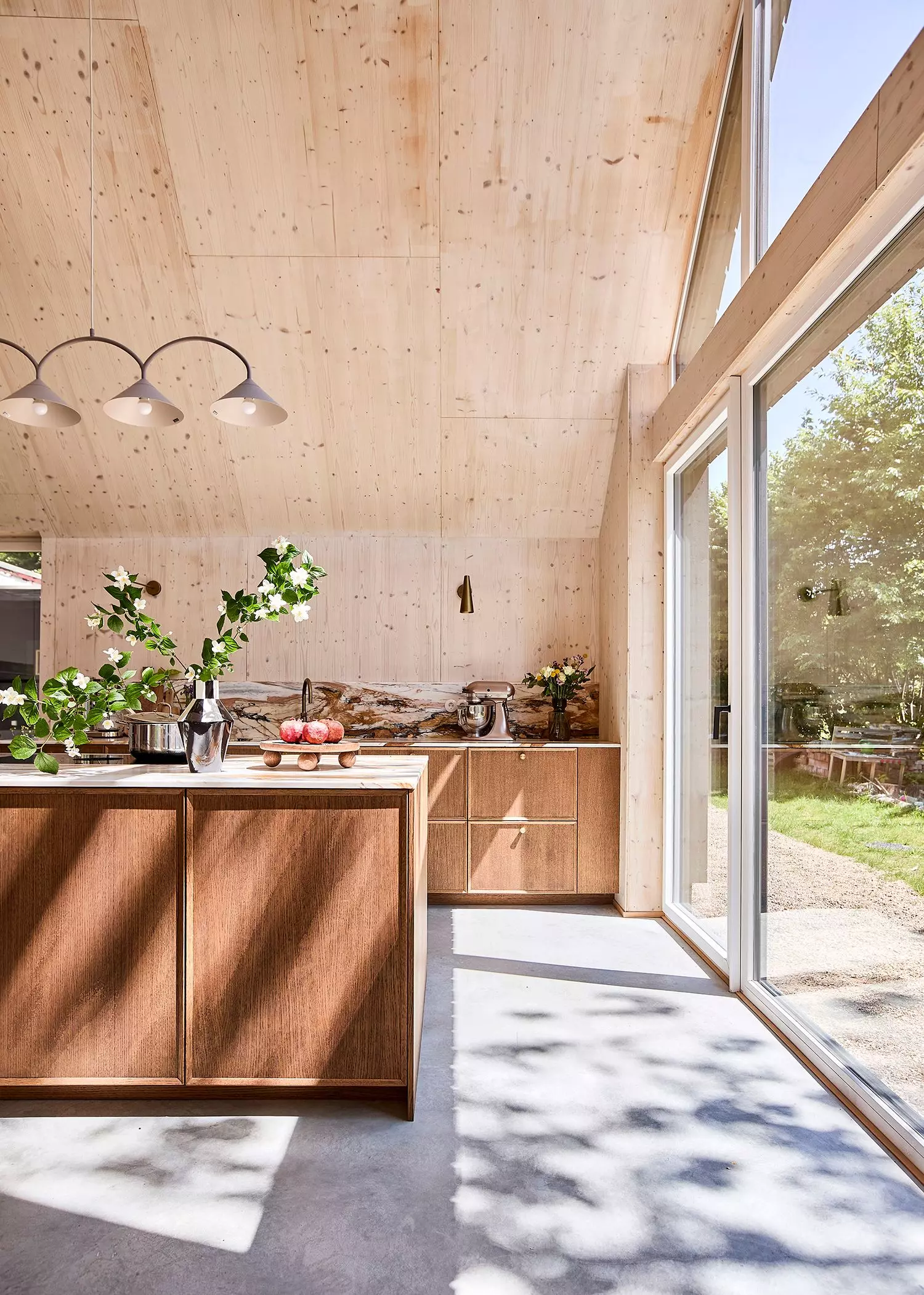 Offene Küche mit dunklen Holzfronten