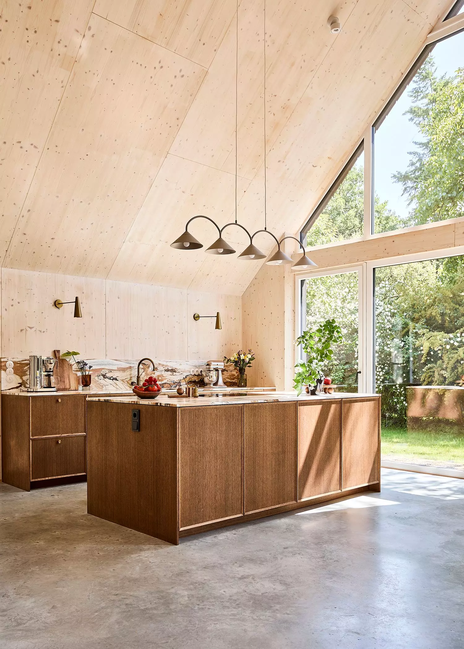 Küchenblock mit dunkler Holzfront