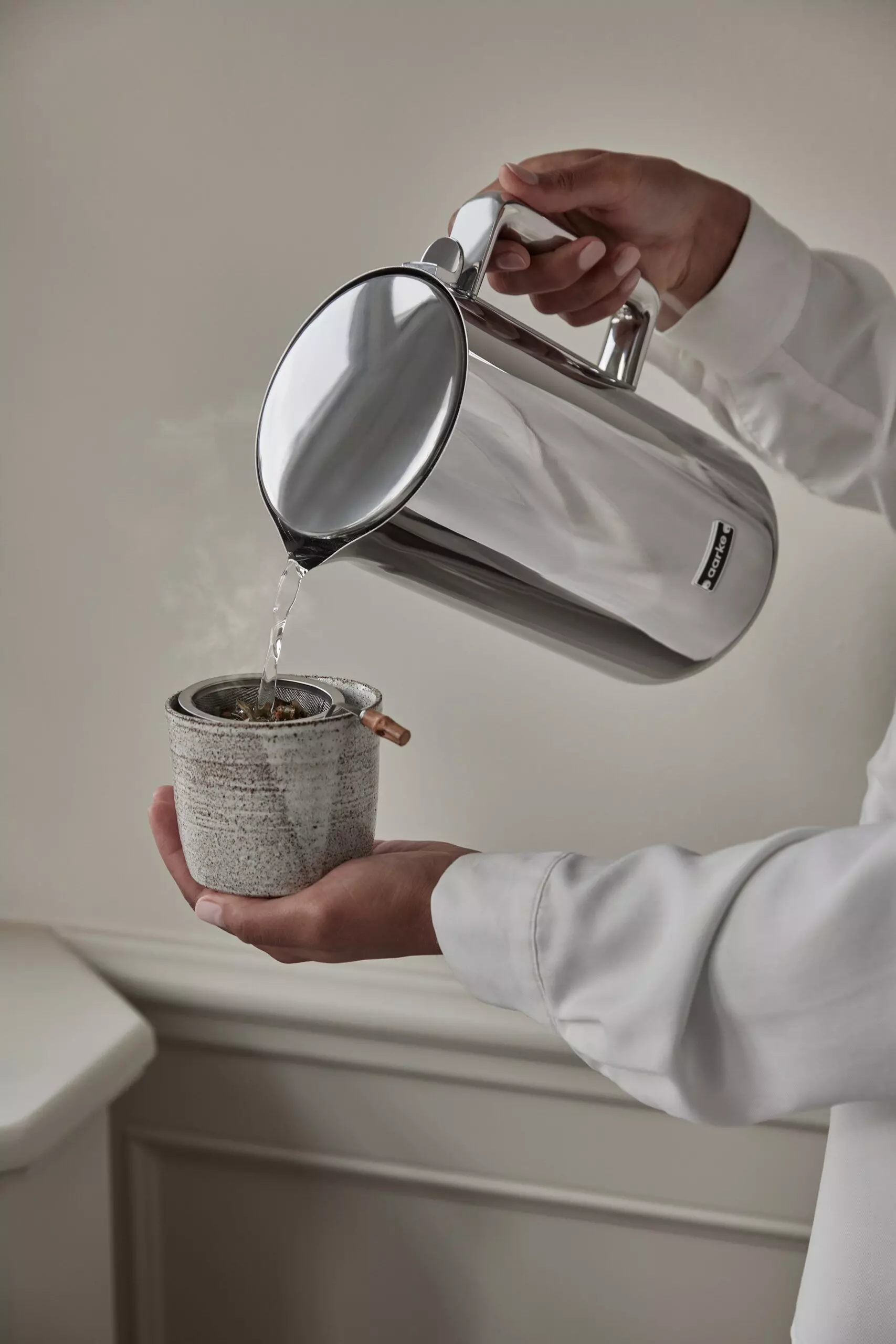 Aarke_Kettle_tablepouring
