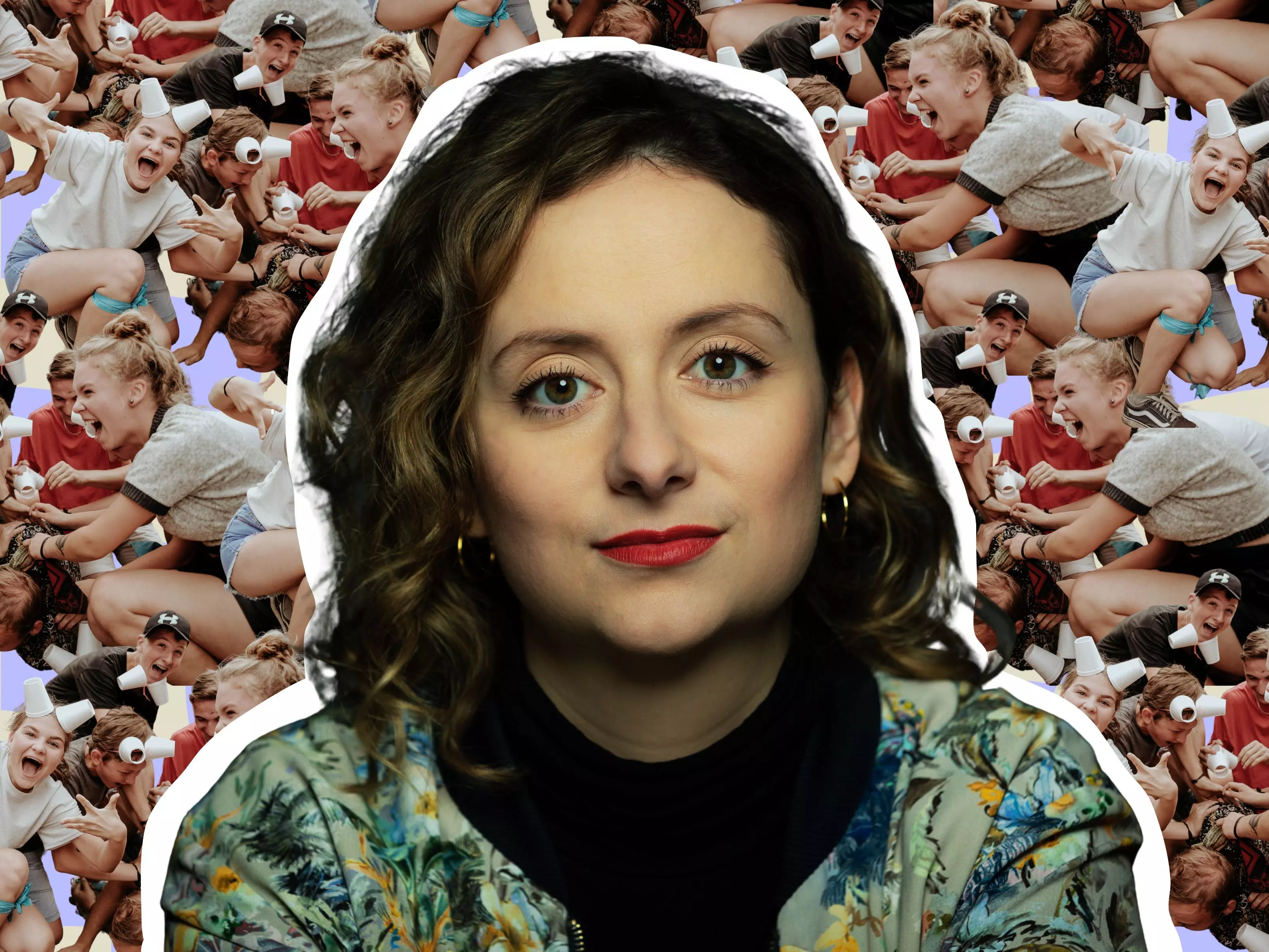 Die Autorin Alexandra Zykunov vor einer Collage aus spielenden Kindern erzaehlt von ihren Erfahrungen als feministische Mutter.