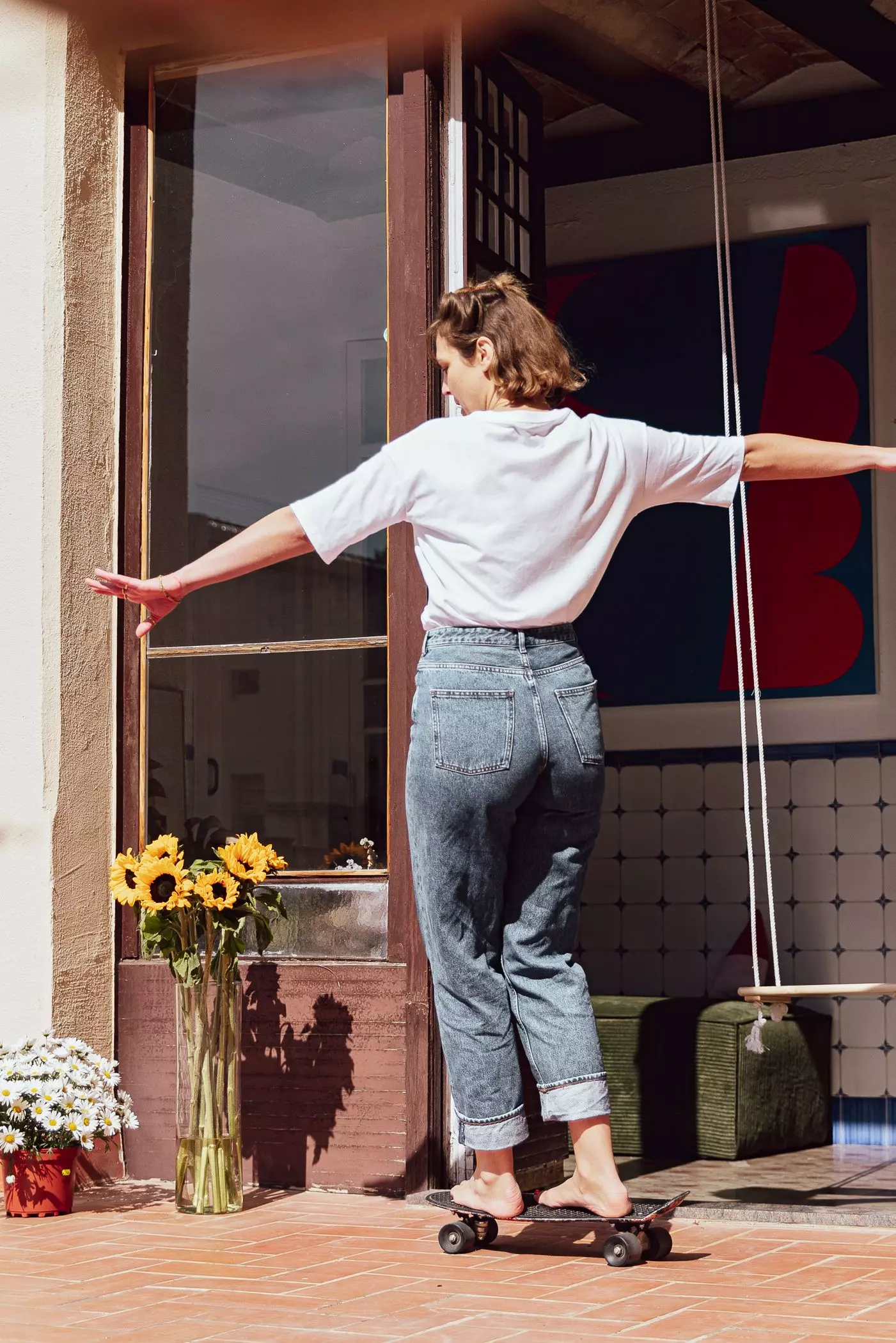 Elisabeth Articus fährt Skateboard auf ihrer Terrasse - femtastics