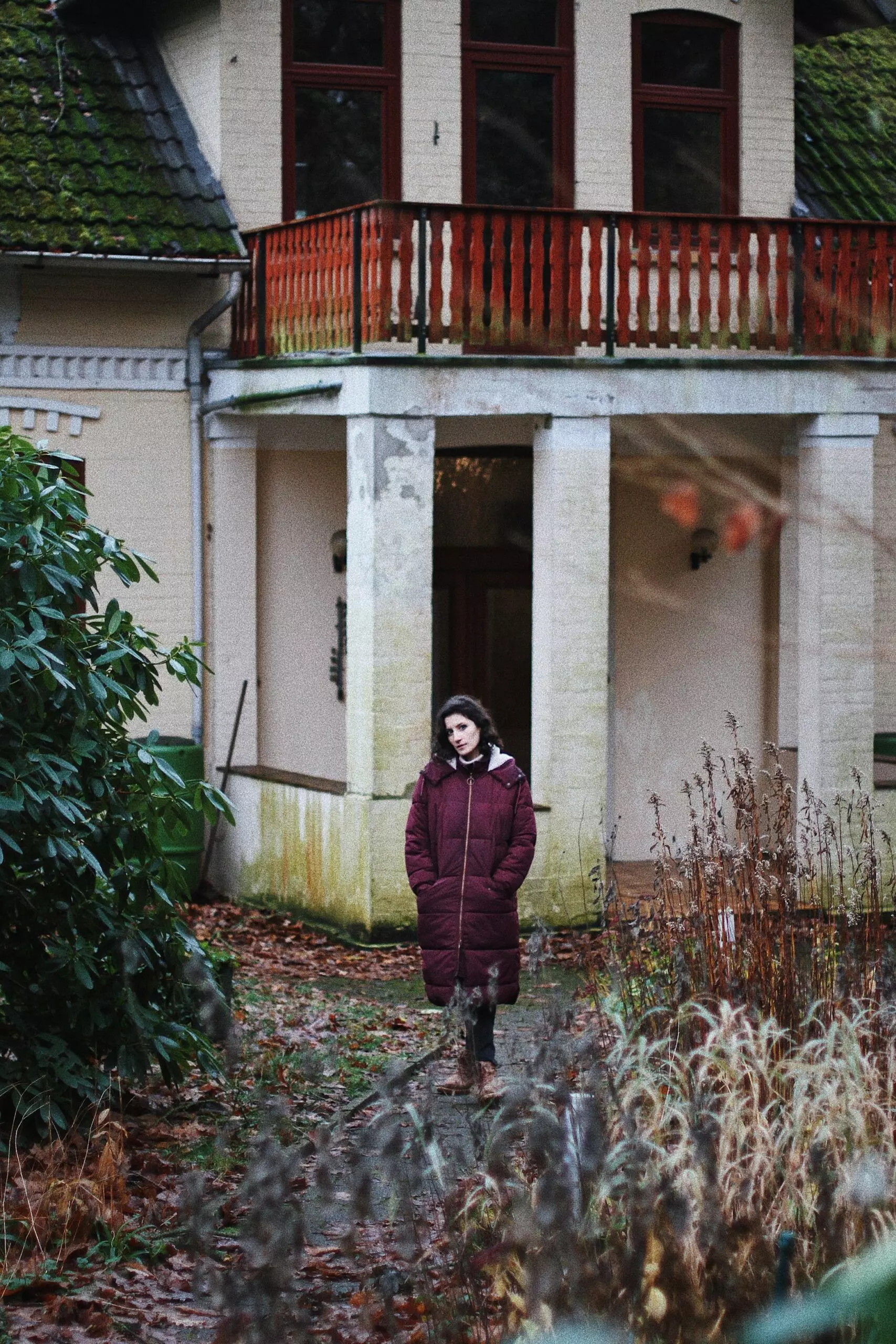 Büsra Qadir im winterlichen Garten ihrer Altbauvilla - femtastics