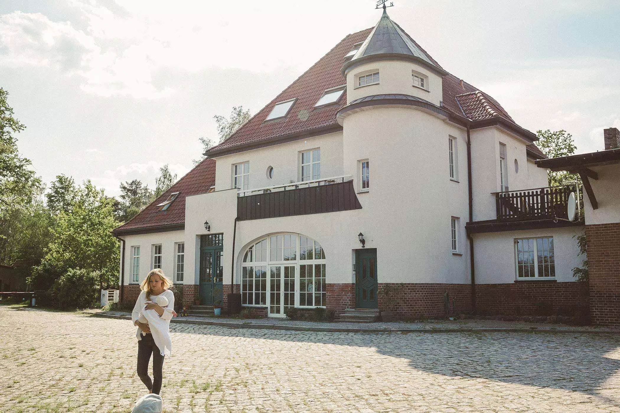 Gründerin Nina auf dem Hof der "Bahnhofszeit" - femtastics