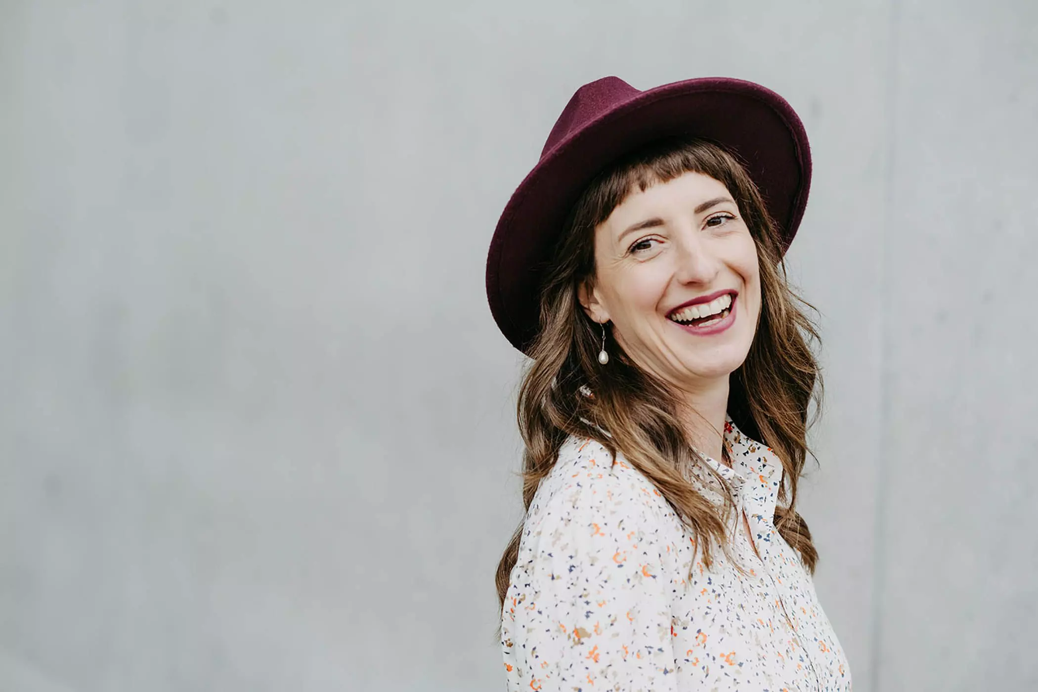 Zyklus Coach Anne Lippold im Interview zu Menstruationsbeschwerden