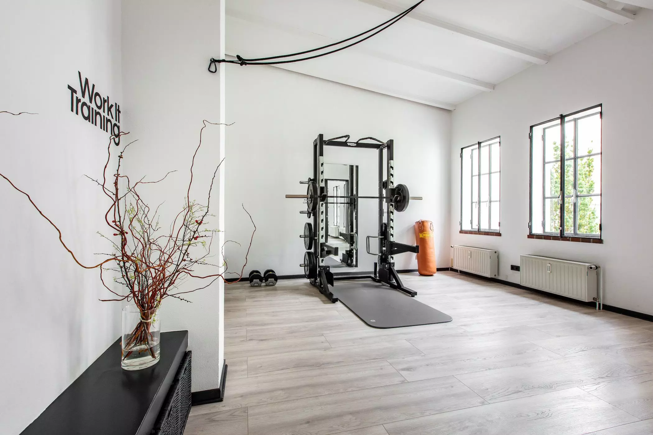 Lichtdurchflutete Räume des Fitnessstudios "Work it Training" in Hamburg - femtastics