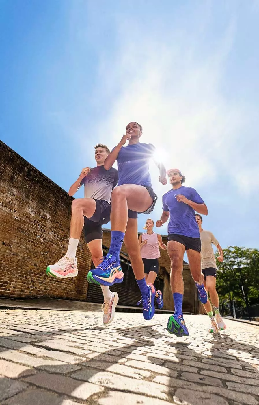 ASICS Superblast 3 Kampagne Gruppe beim Laufen