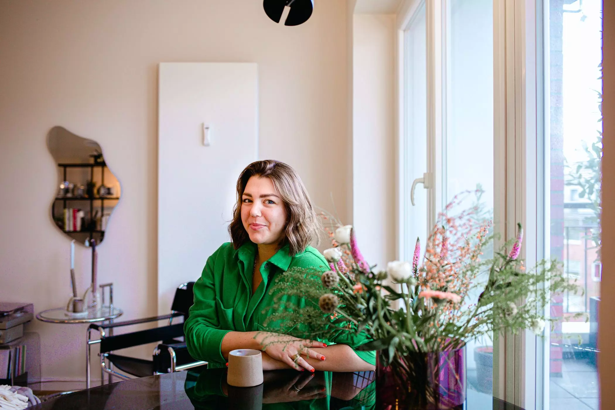 Portraitfoto von Juliana Holzheimer in ihrer Hamurger Wohnung - femtastics