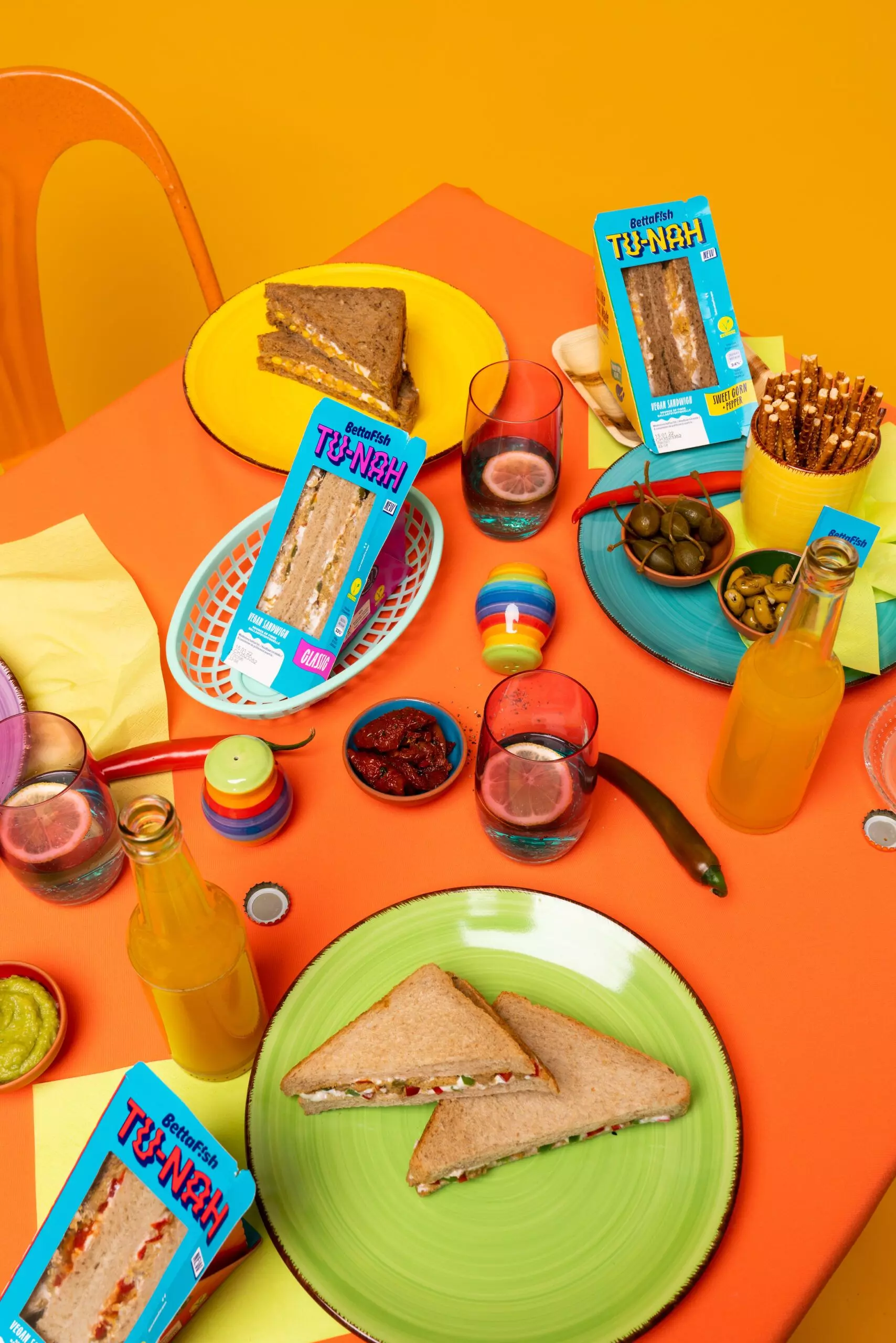 Abendbrottisch mit den veganen Sandwiches von "BettaFish" - femtastics