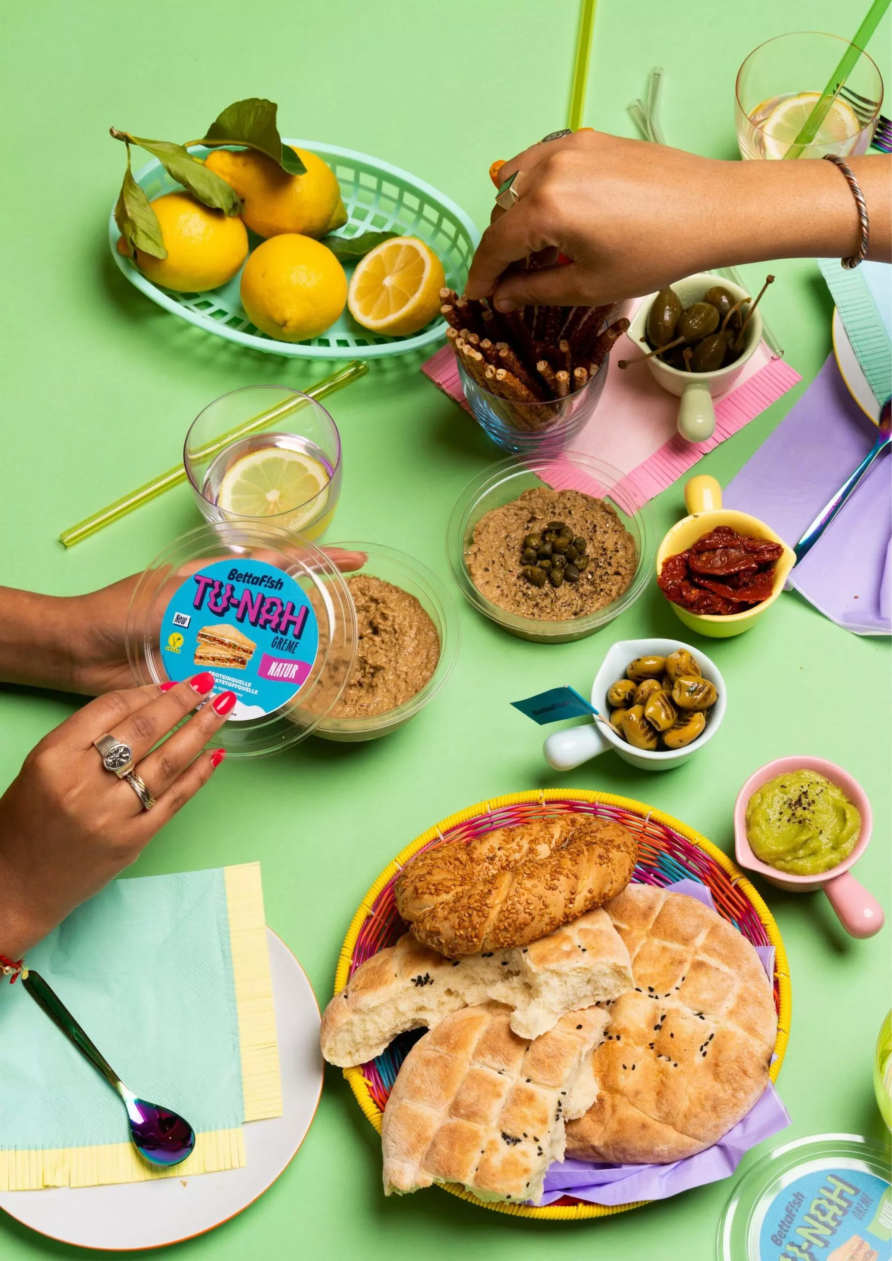 Abendbrottisch mit der veganen "Tu-nah"-Creme von "BettaFish" - femtastics