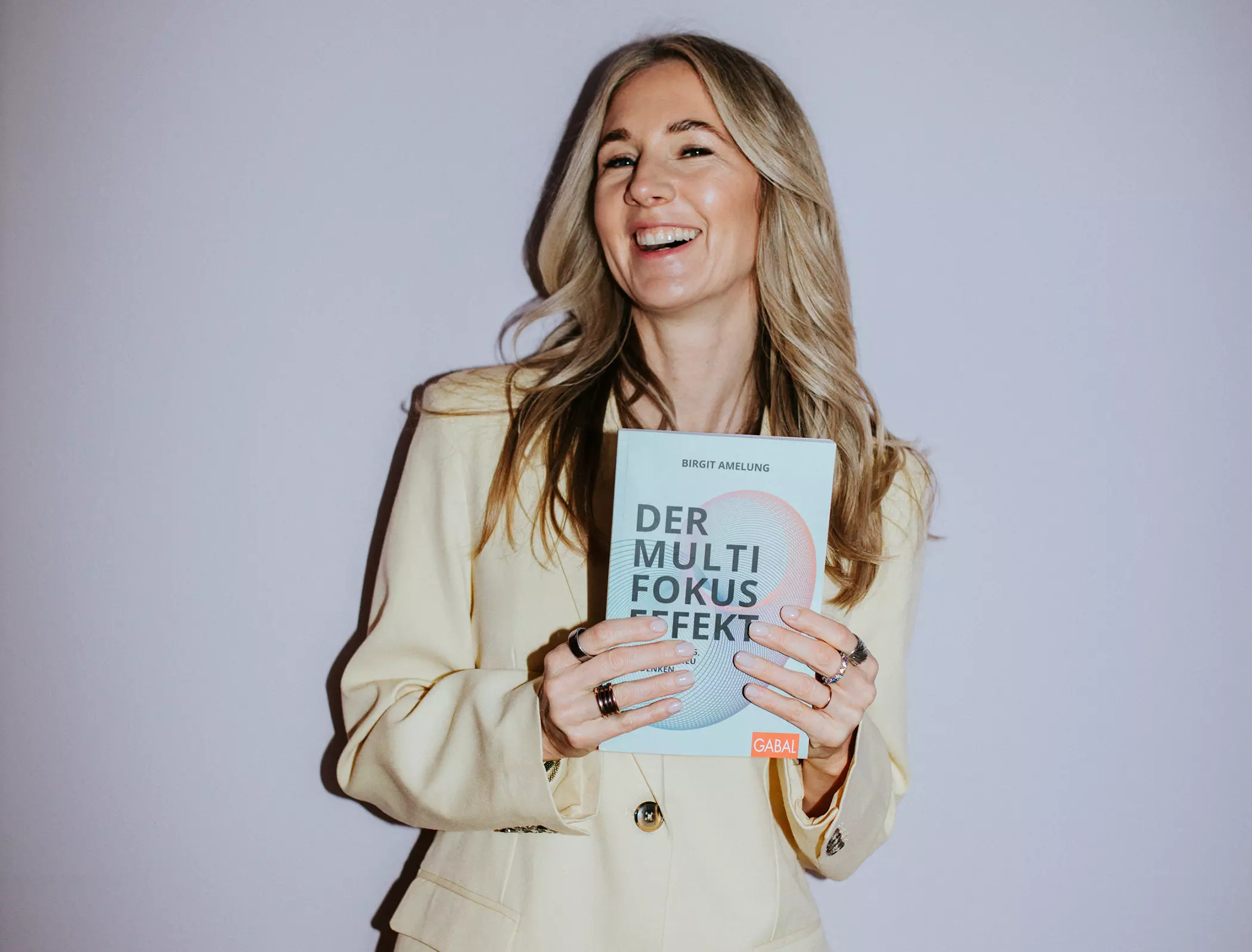 Foto Autorin Birgit Amelung mit Buch "der Multifokus-Effekt"