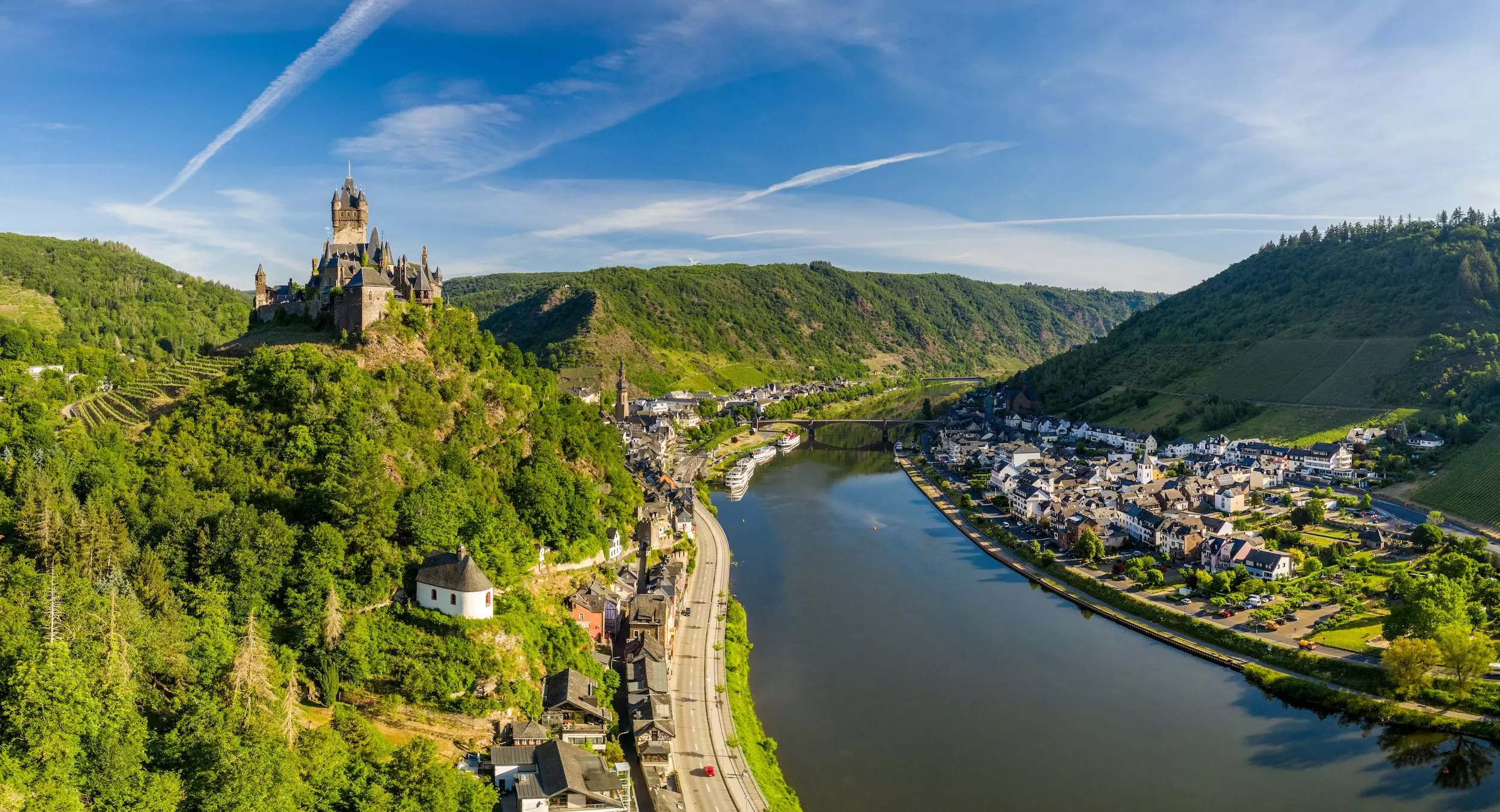 Blick auf die Reichsburg Cochem und die Mosel