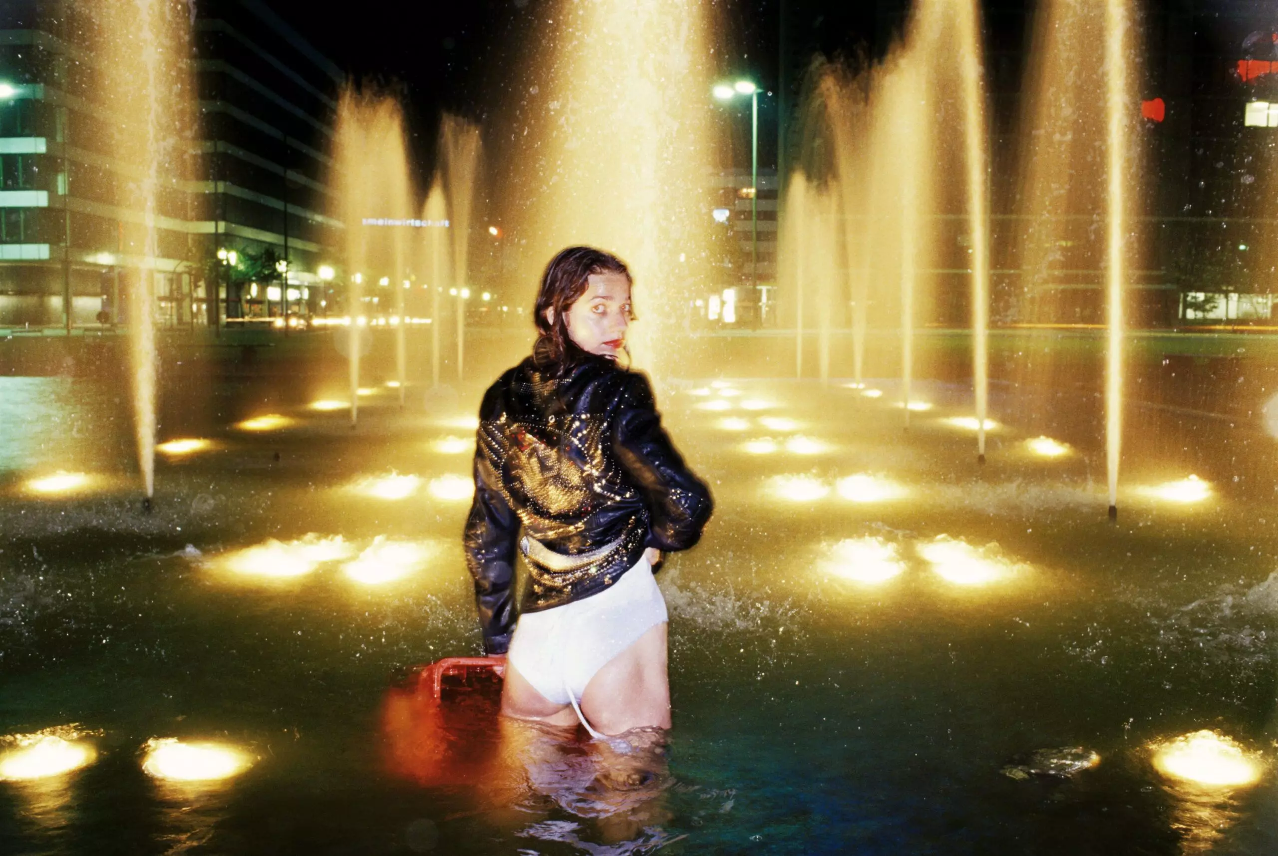 Christian-von-Alvensleben-Claudia-Skoda-im-Brunnen-mit-Lederjacke-von-Dieter-Spiess-1976-Stiftung-F-C–Gundlach-Hamburg