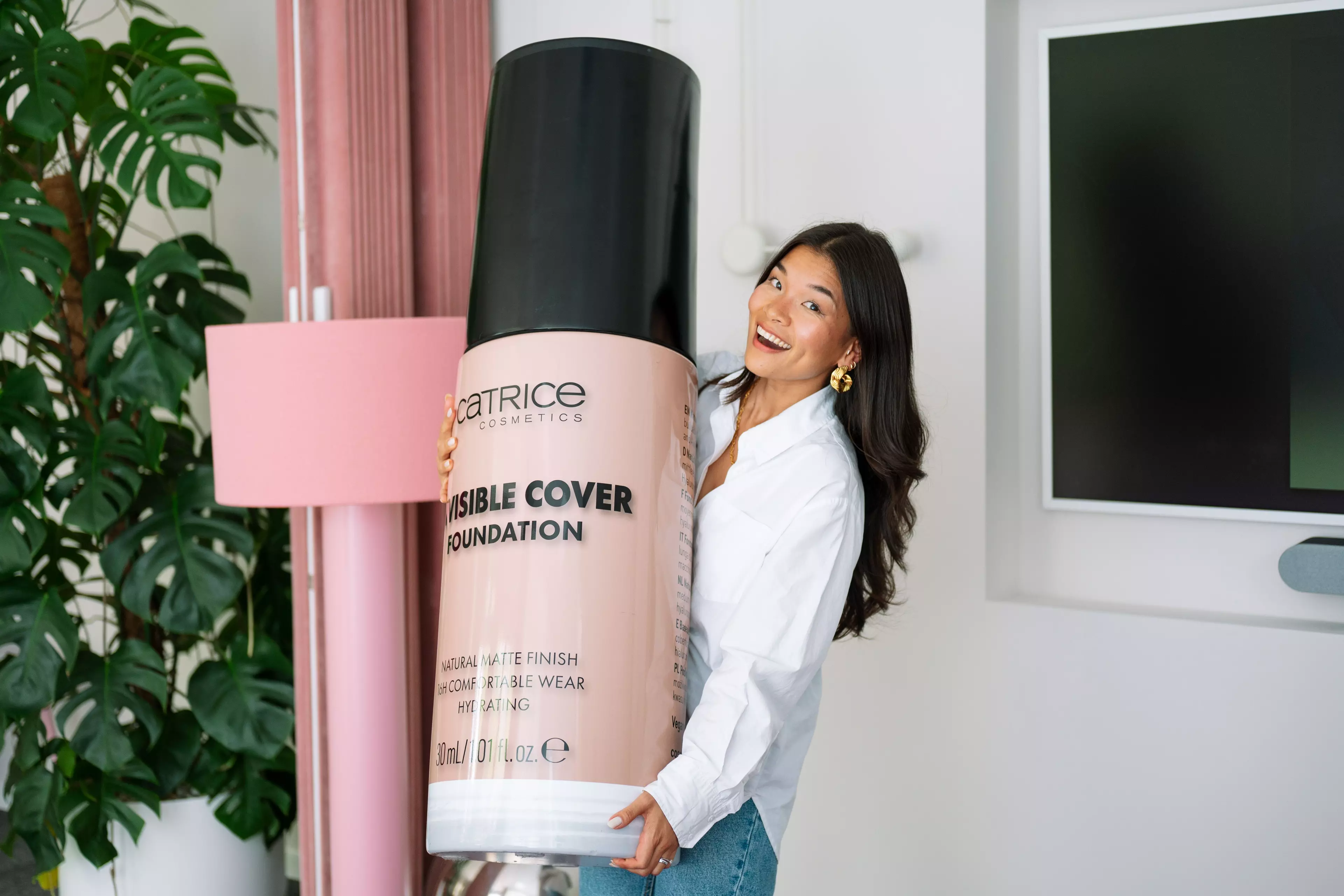 Sisi Zentgraf mit dem Dummy einer "Catrice" Foundation