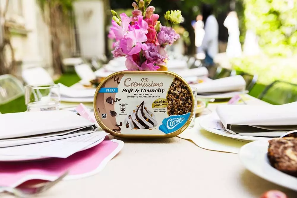Cremissimo Schoko-Eis auf einem gedeckten Tisch