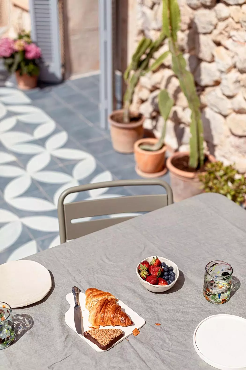 Obst und Backwaren auf der Terrasse in der Sonne - femtastics