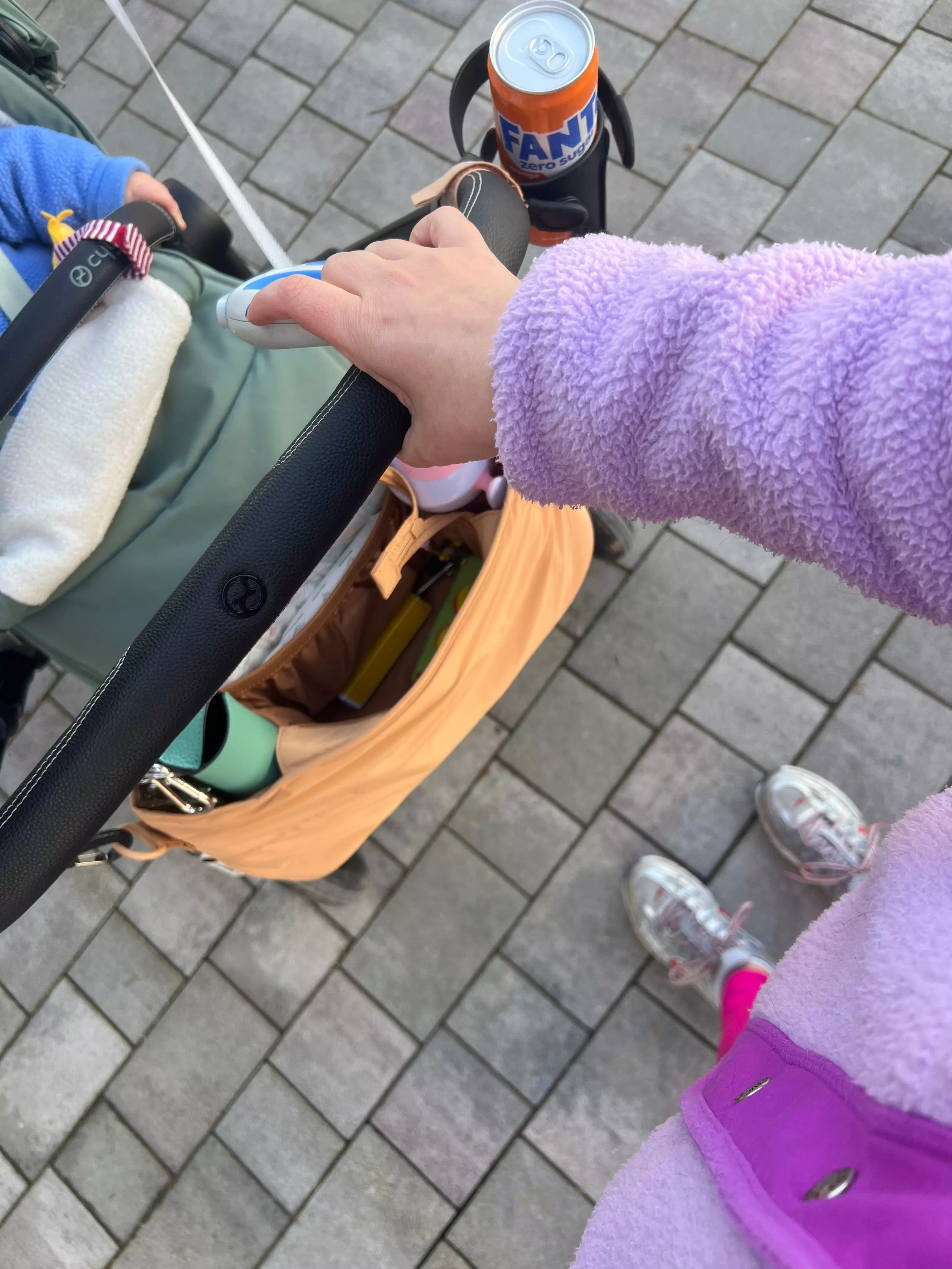 Elena Berchermeiers Anti-Langeweile-Lifestyle: Kein Spaziergang ohne Spaßgetränk.