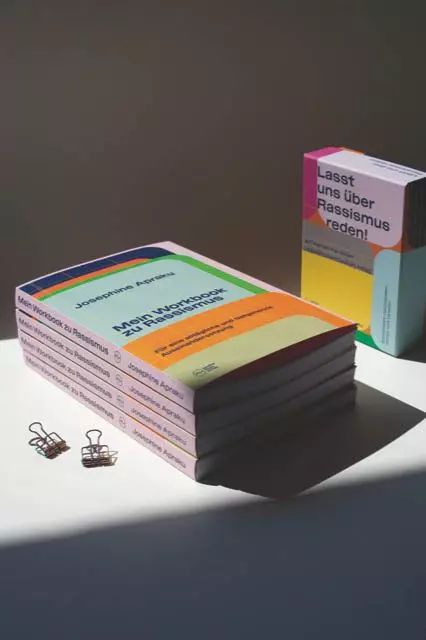 Bücherstapel von "Mein Workbook zu Rassismus" - femtastics
